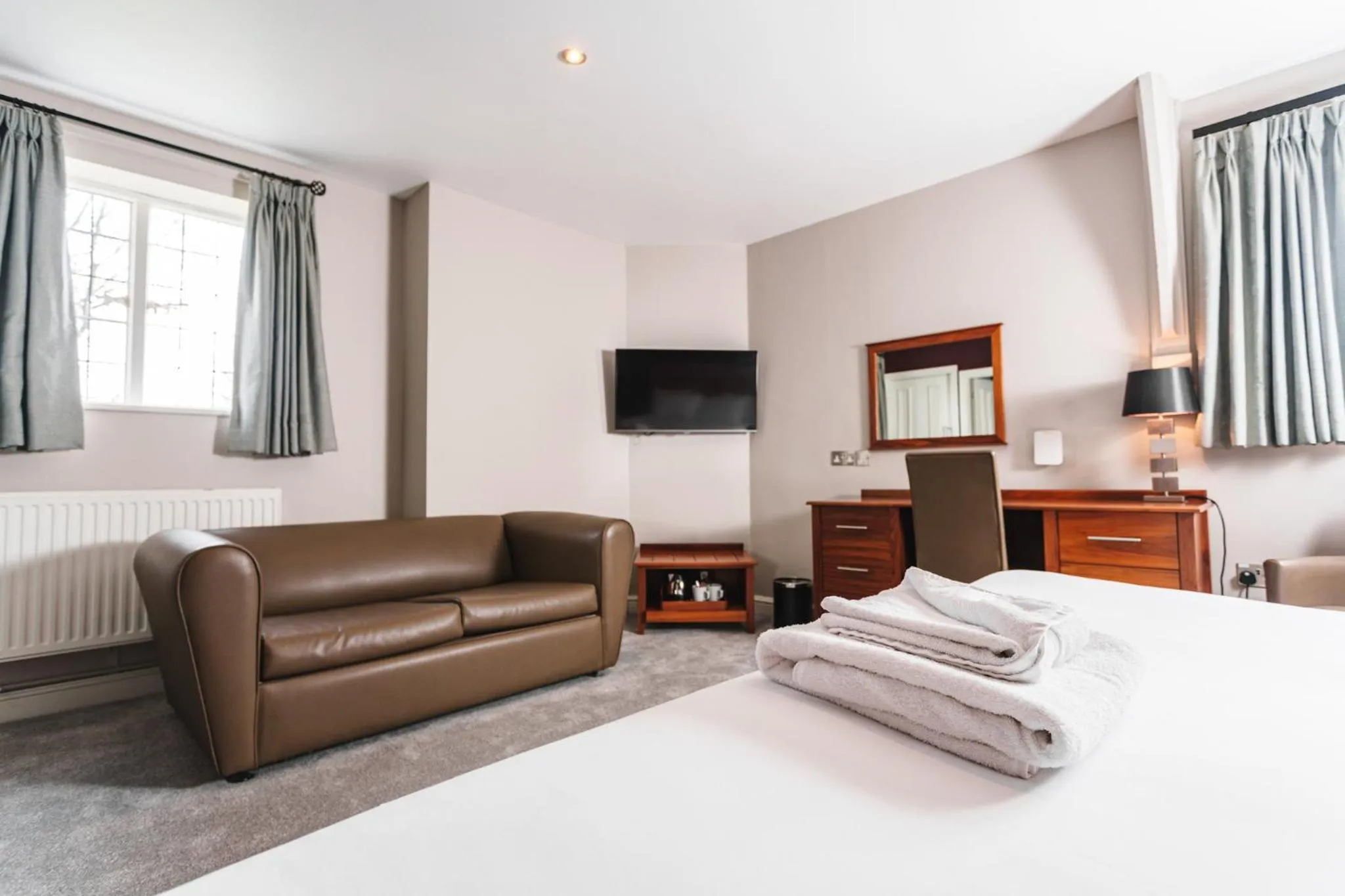 Seating area, Bed in The Dog & Doublet Inn