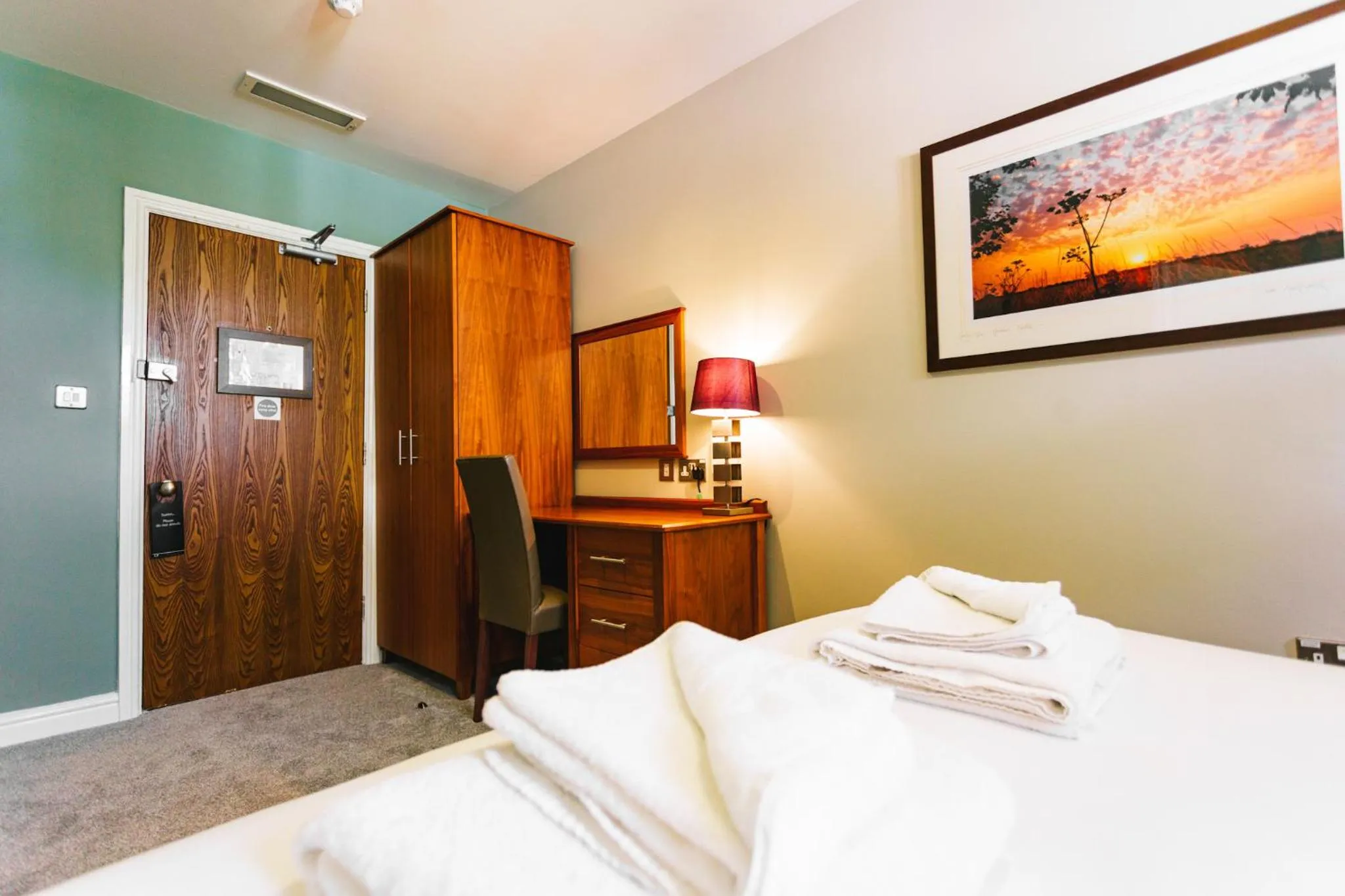 Bedroom, Bed in The Dog & Doublet Inn