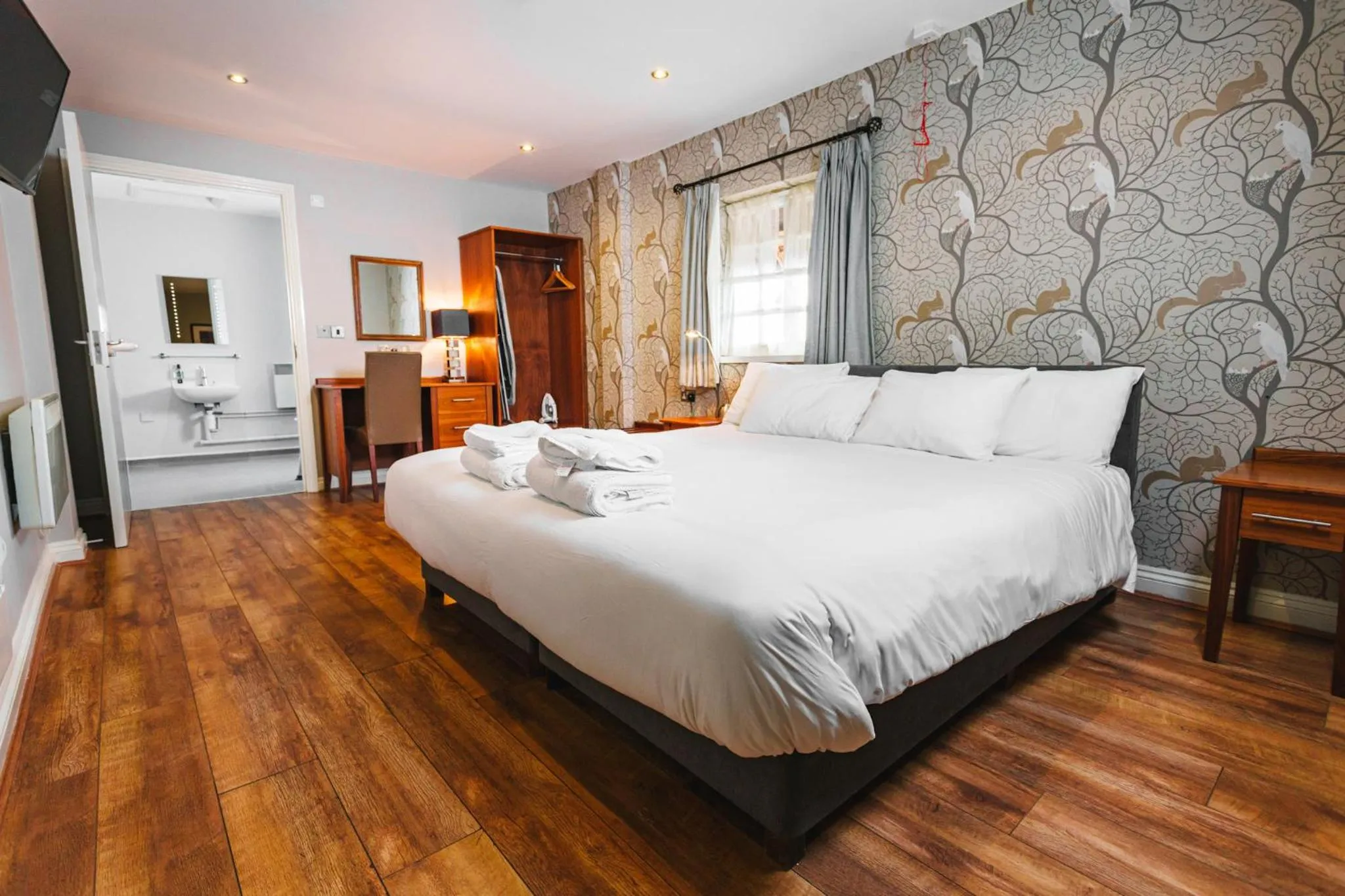 Bedroom, Bed in The Dog & Doublet Inn