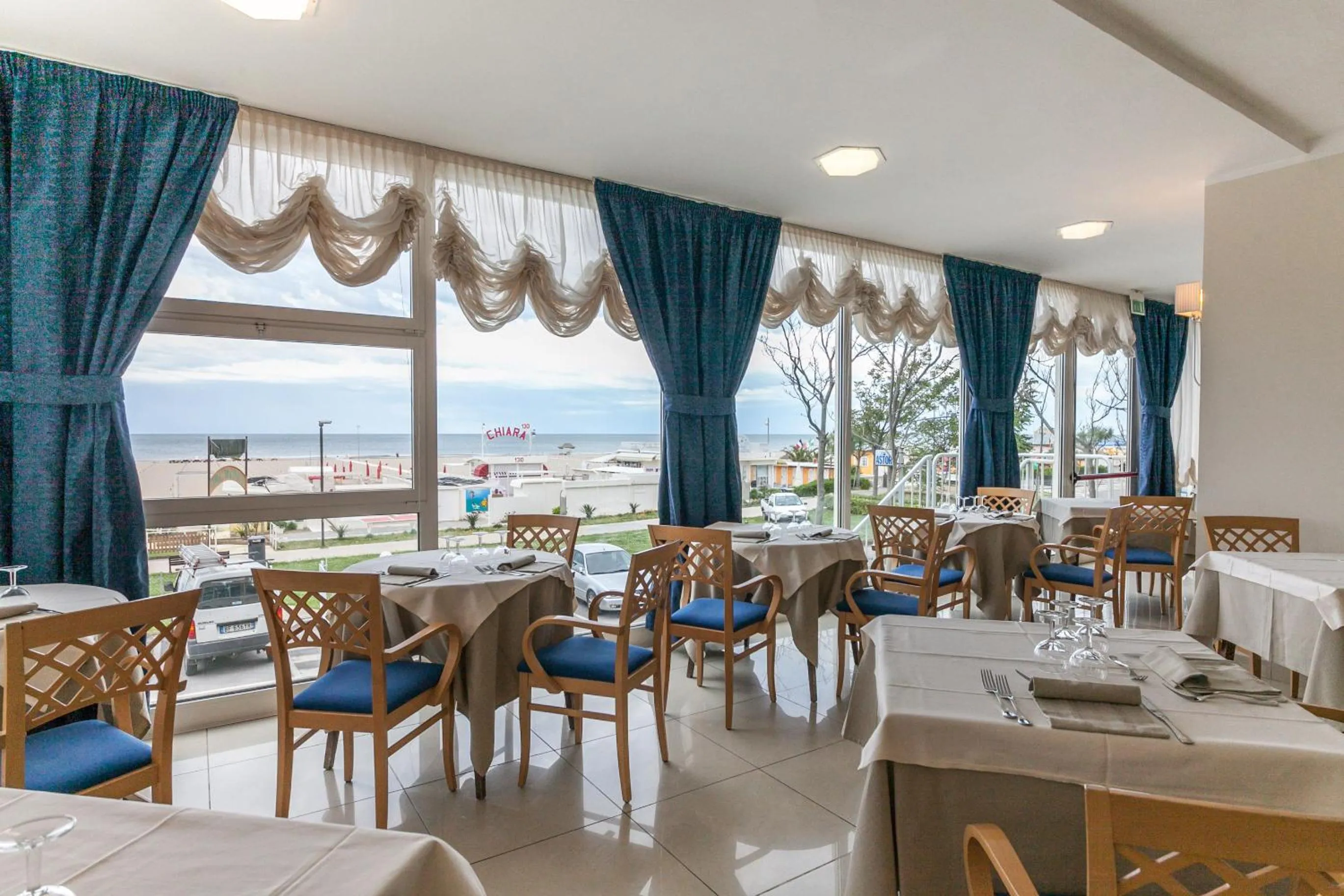 Restaurant/places to eat in Hotel Astor