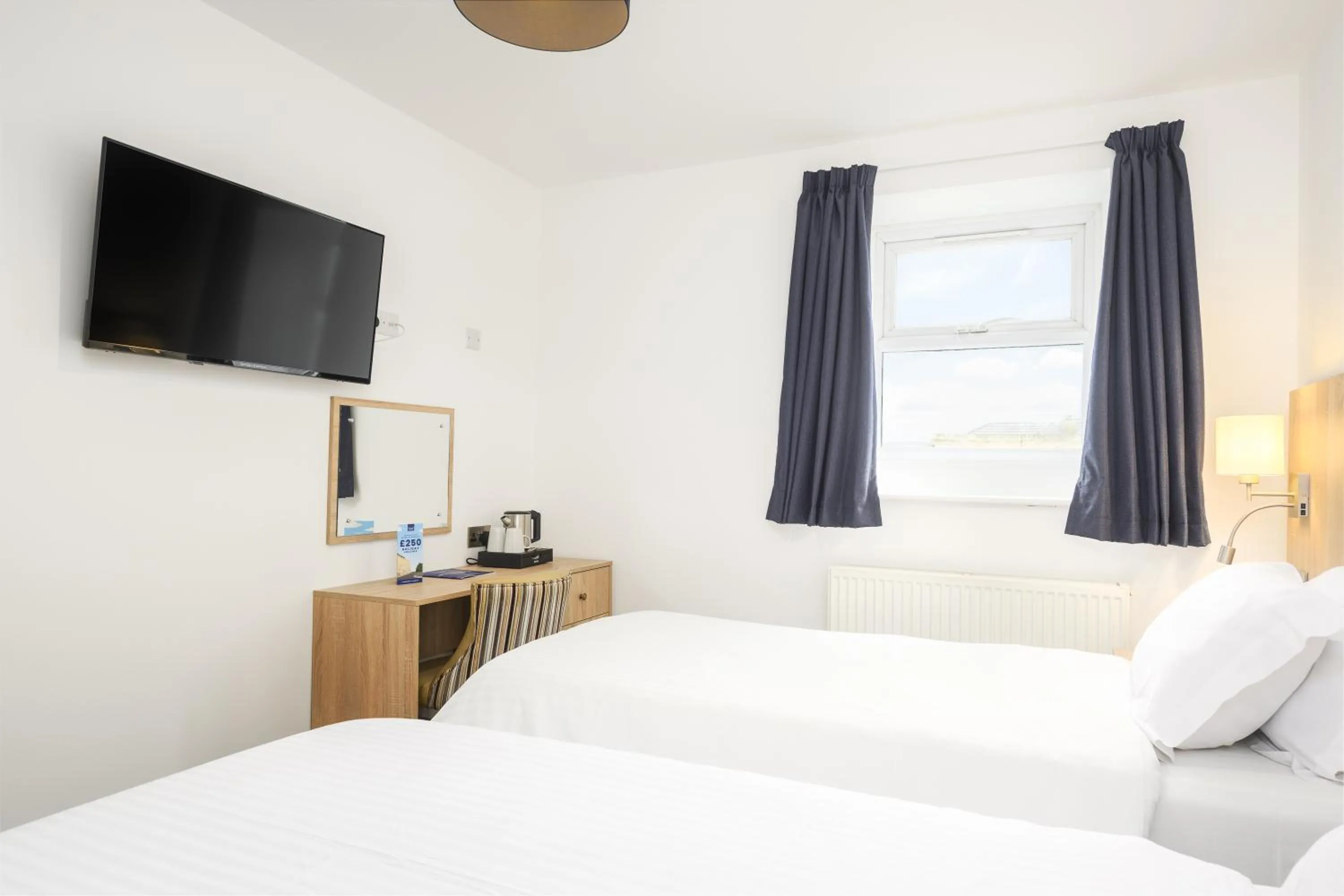 Bedroom, Bed in The Sandringham Hotel