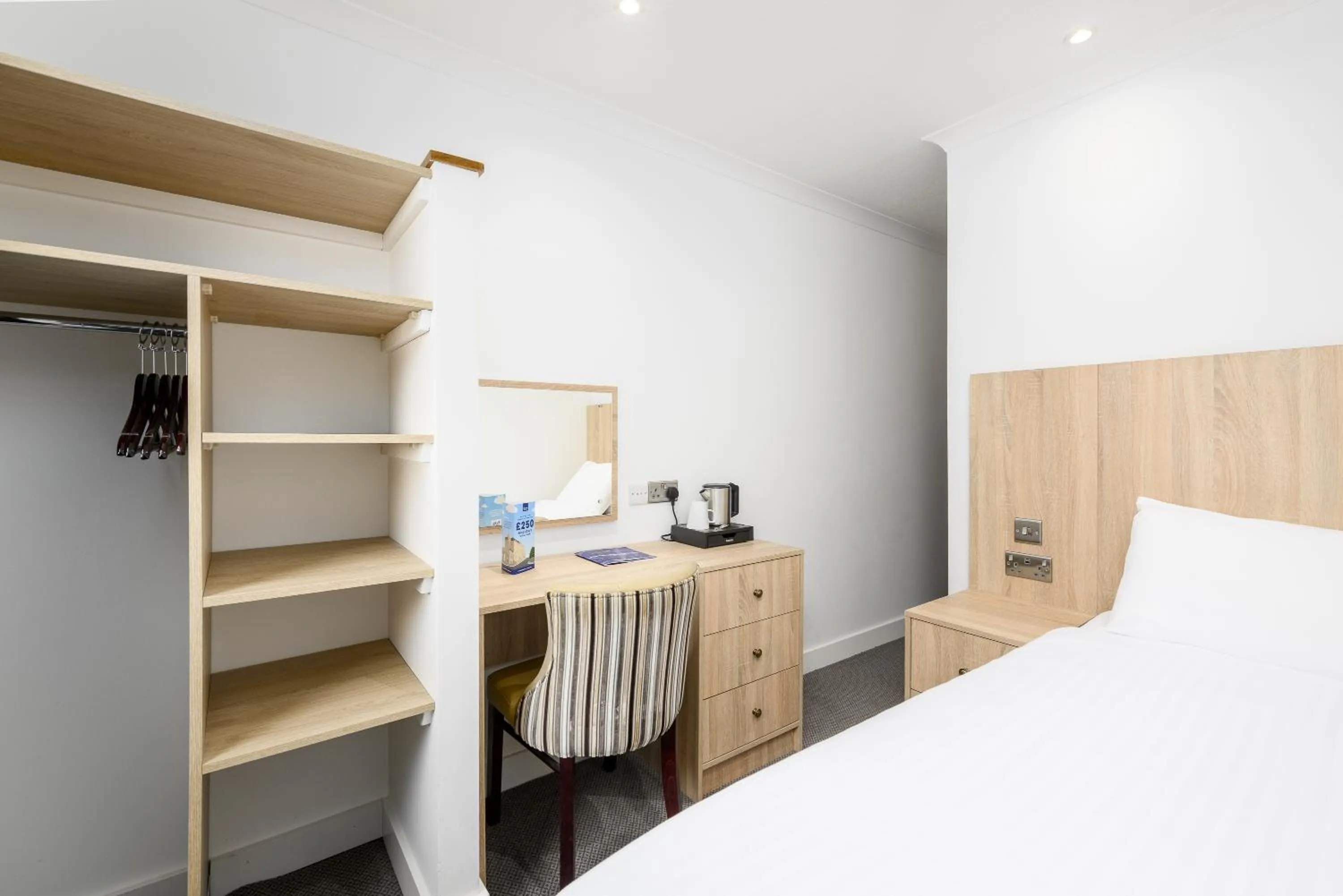 Photo of the whole room, Bed in The Sandringham Hotel