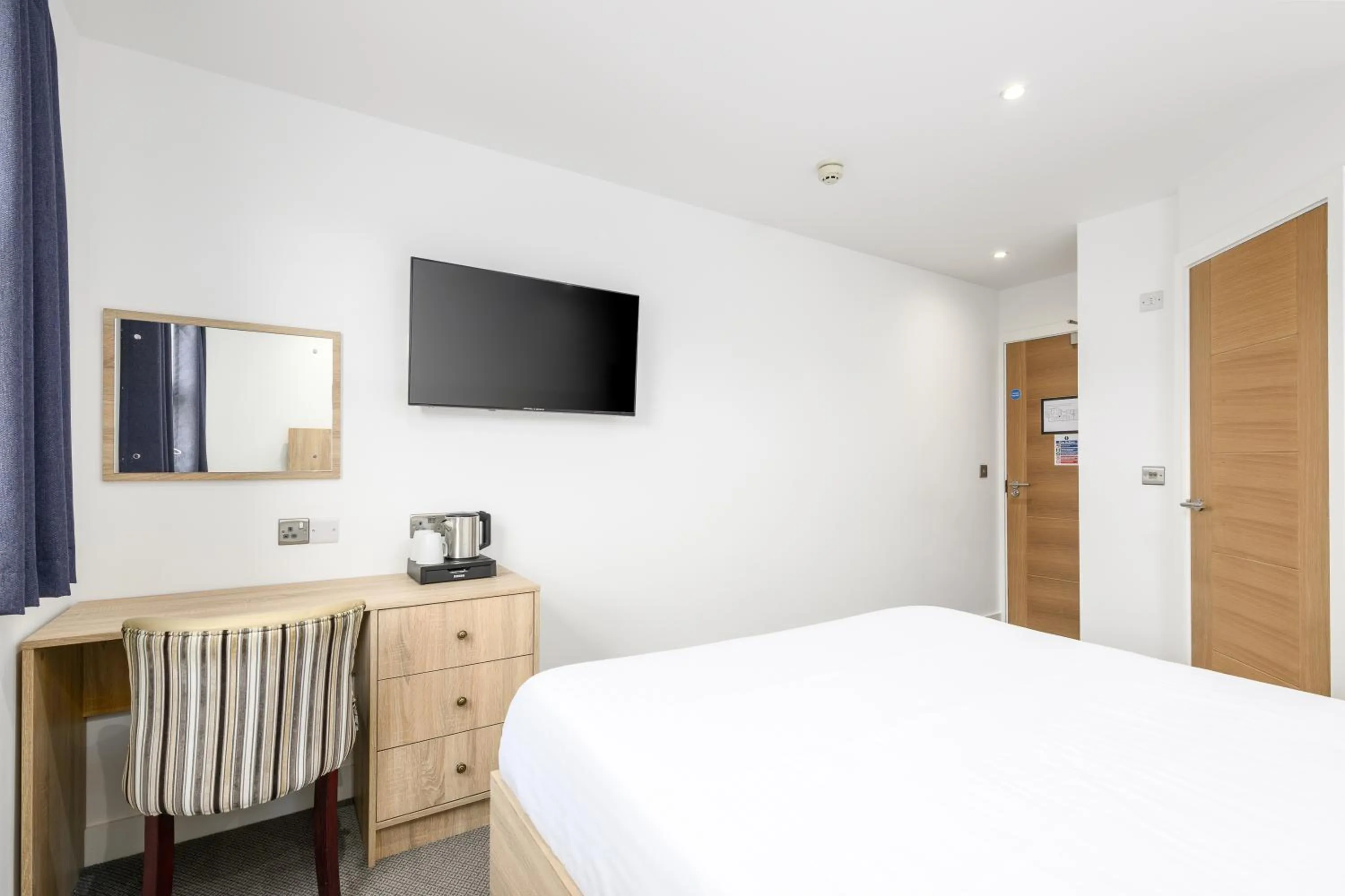 Bedroom, Bed in The Sandringham Hotel