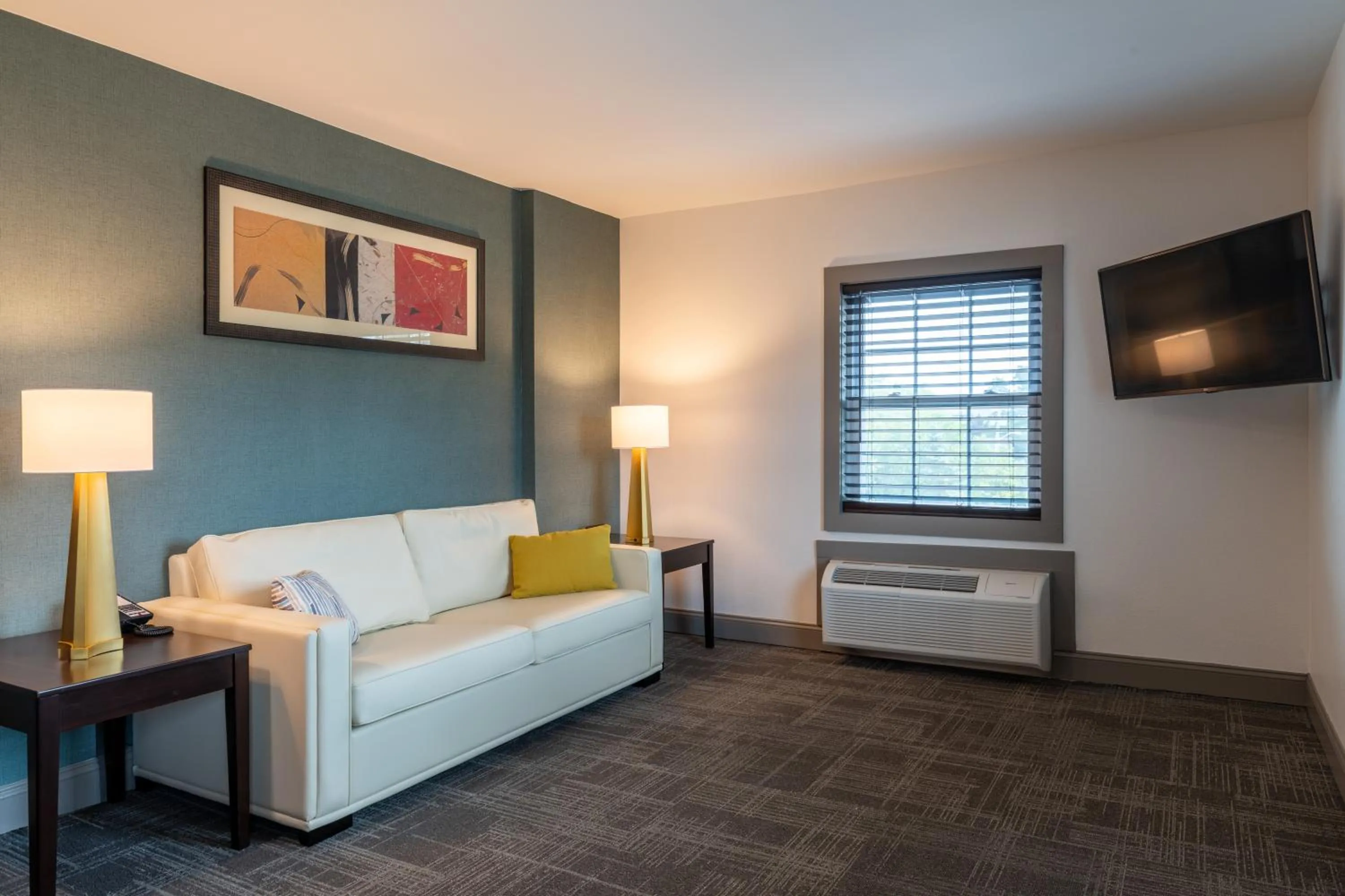 Living room, Bed in Comfort Inn Rockland - Boston