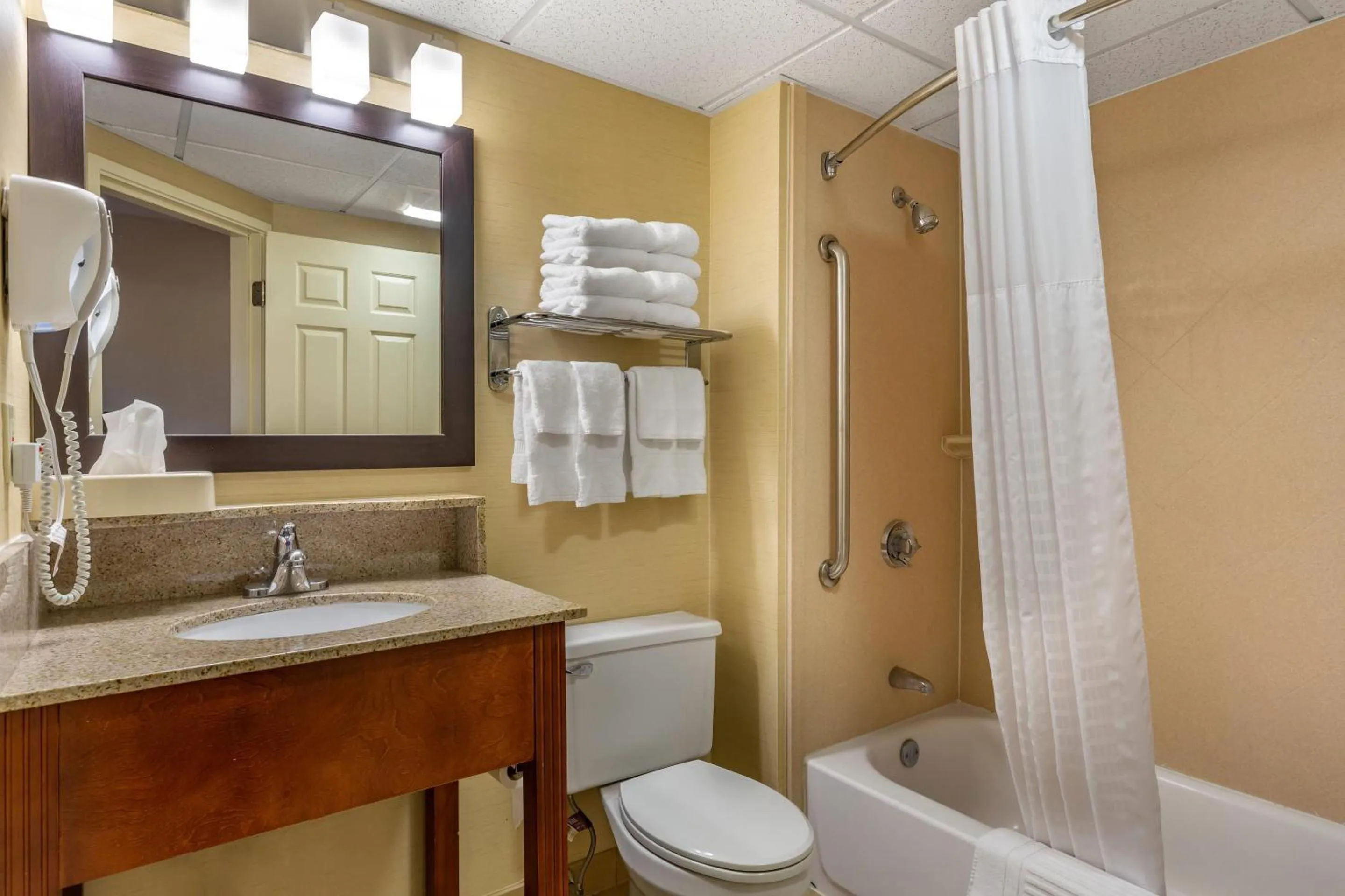 Bedroom in Comfort Inn Rockland - Boston