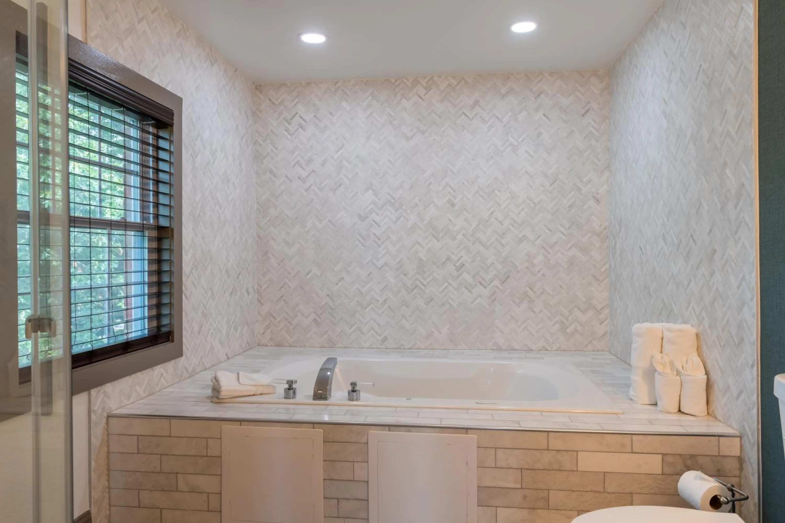 Hot Tub in Comfort Inn Rockland - Boston