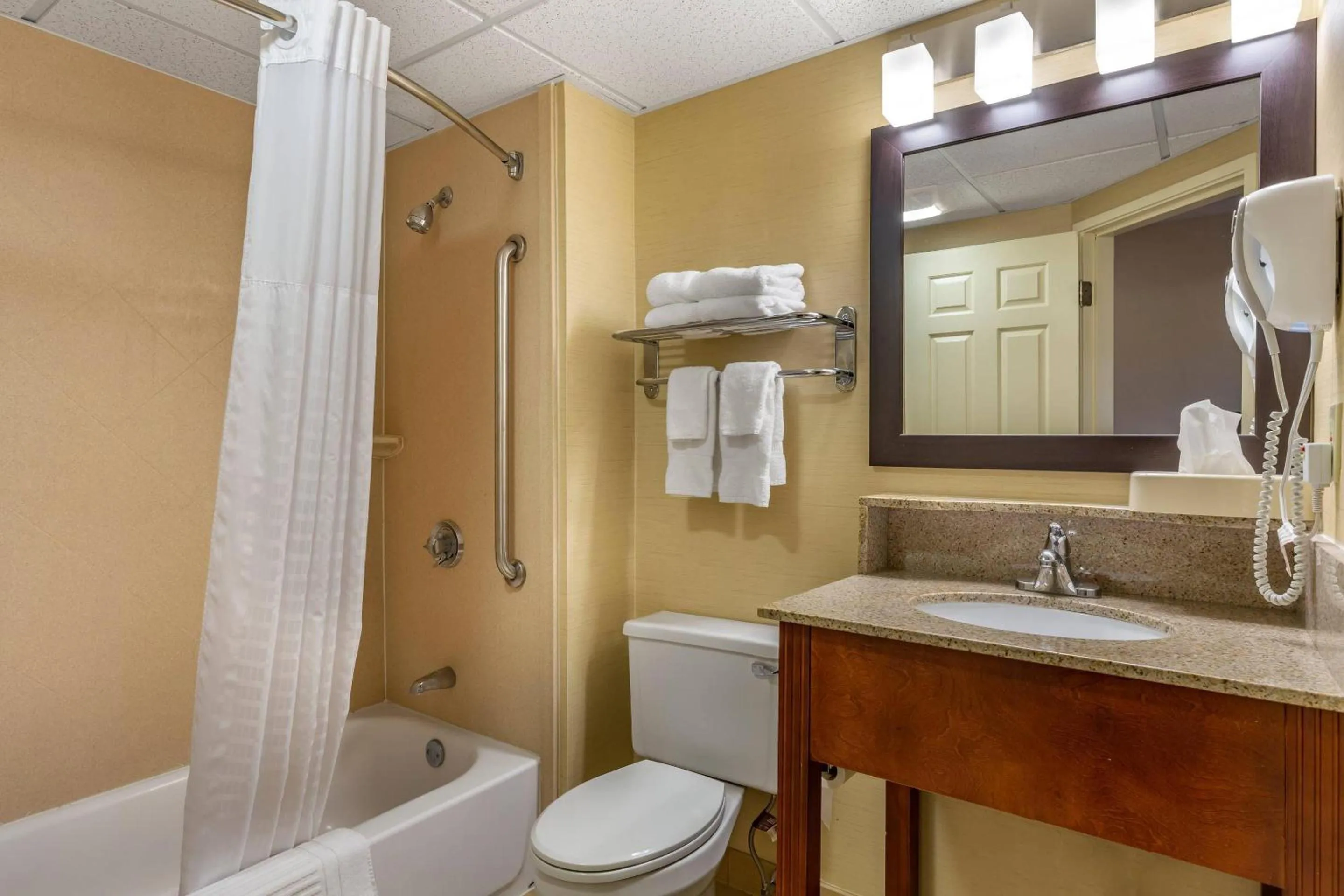 Bedroom in Comfort Inn Rockland - Boston