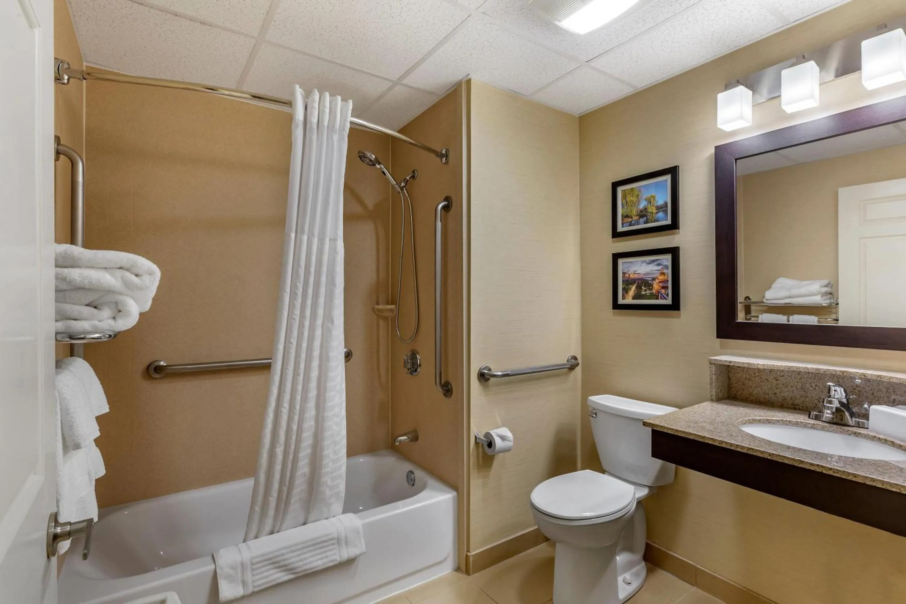 Bedroom in Comfort Inn Rockland - Boston