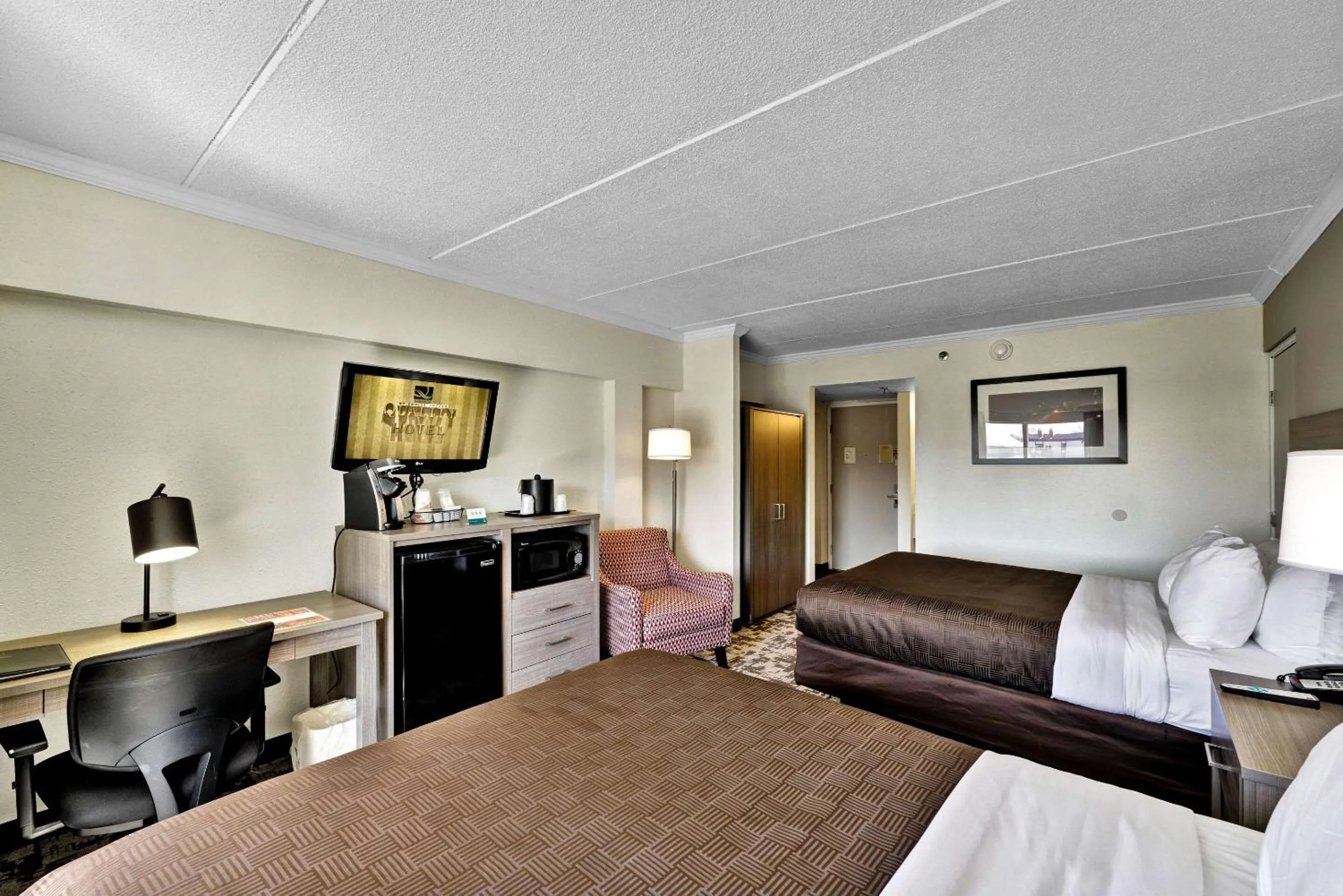 Bedroom, Bed in Quality Hotel & Suites At The Falls