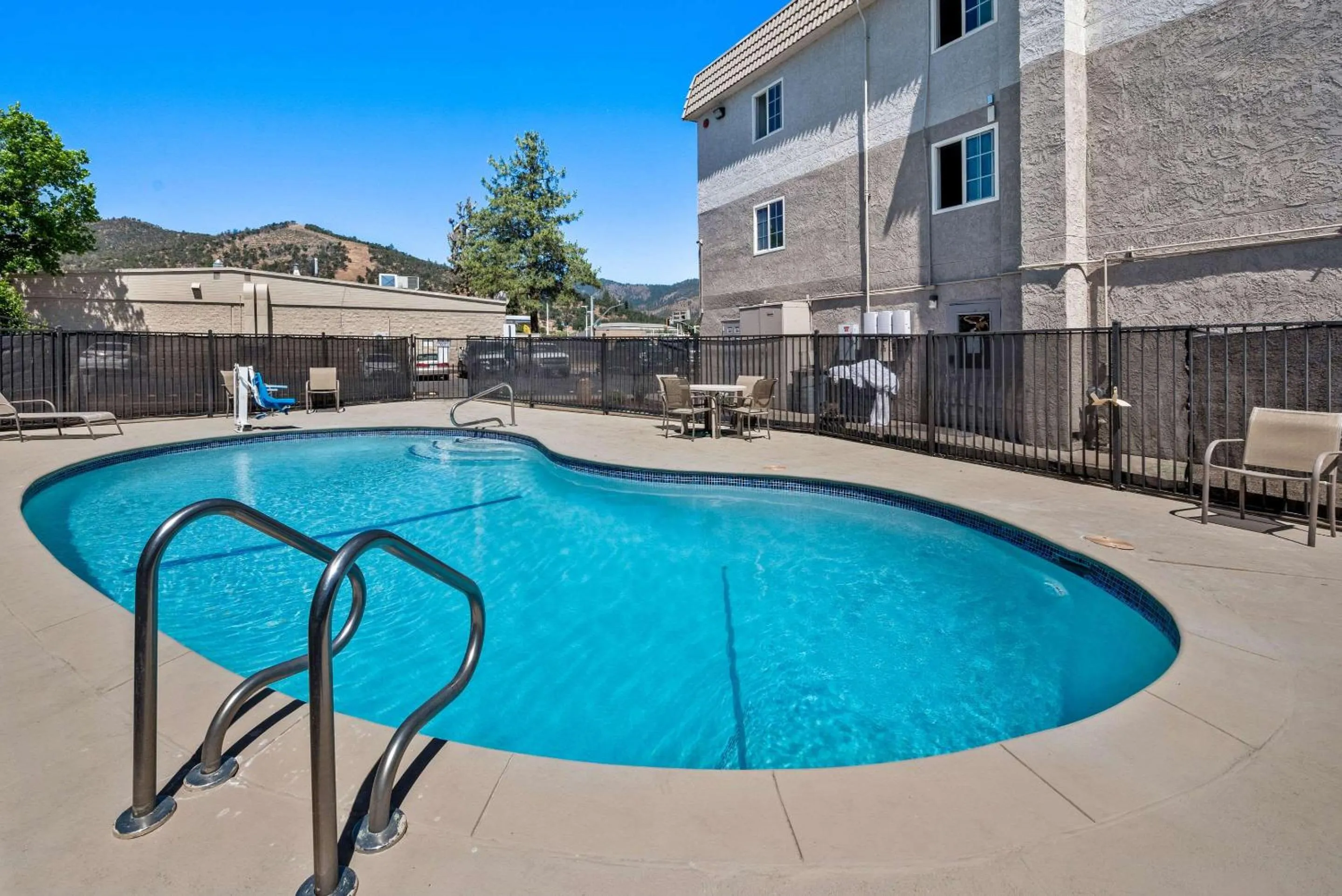 Swimming pool in Comfort Inn Yreka I-5