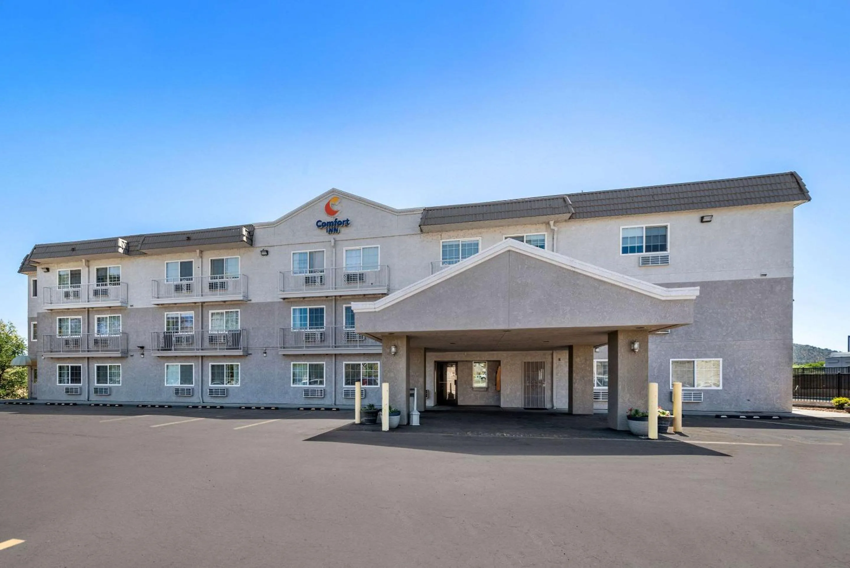 Property building in Comfort Inn Yreka I-5