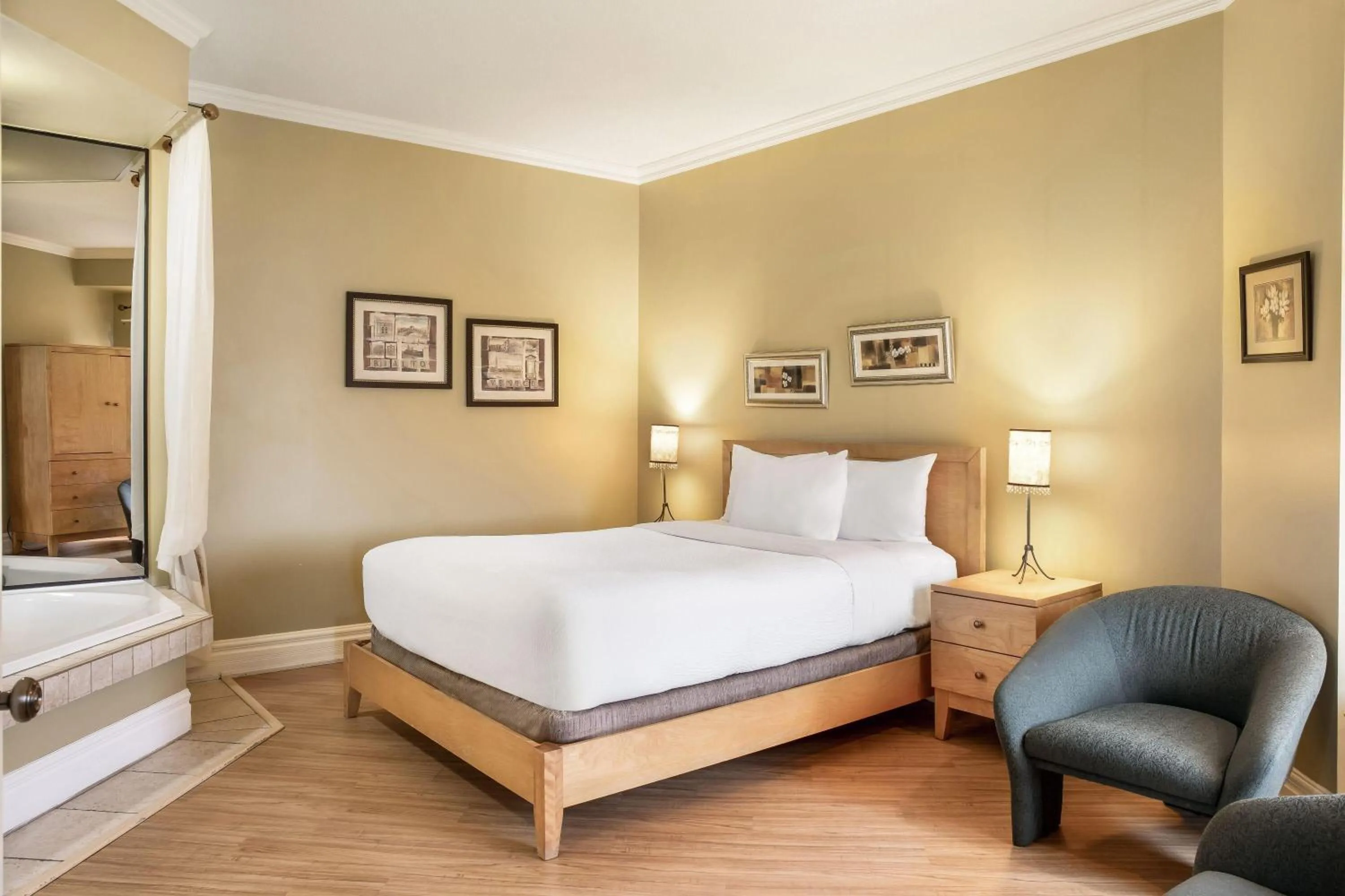 Photo of the whole room, Bed in Days Inn by Wyndham Berthierville