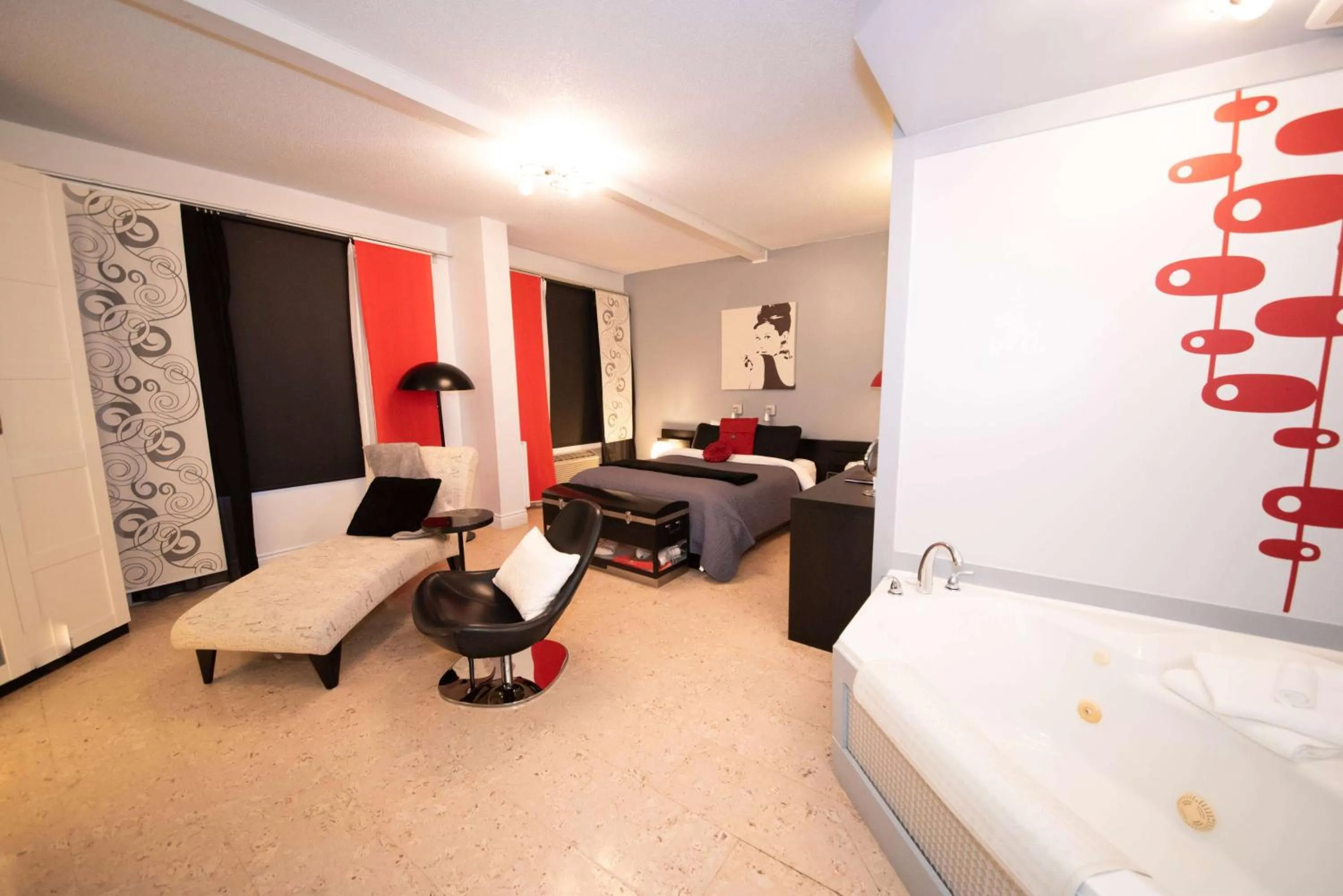 Photo of the whole room, Bed in Days Inn by Wyndham Berthierville