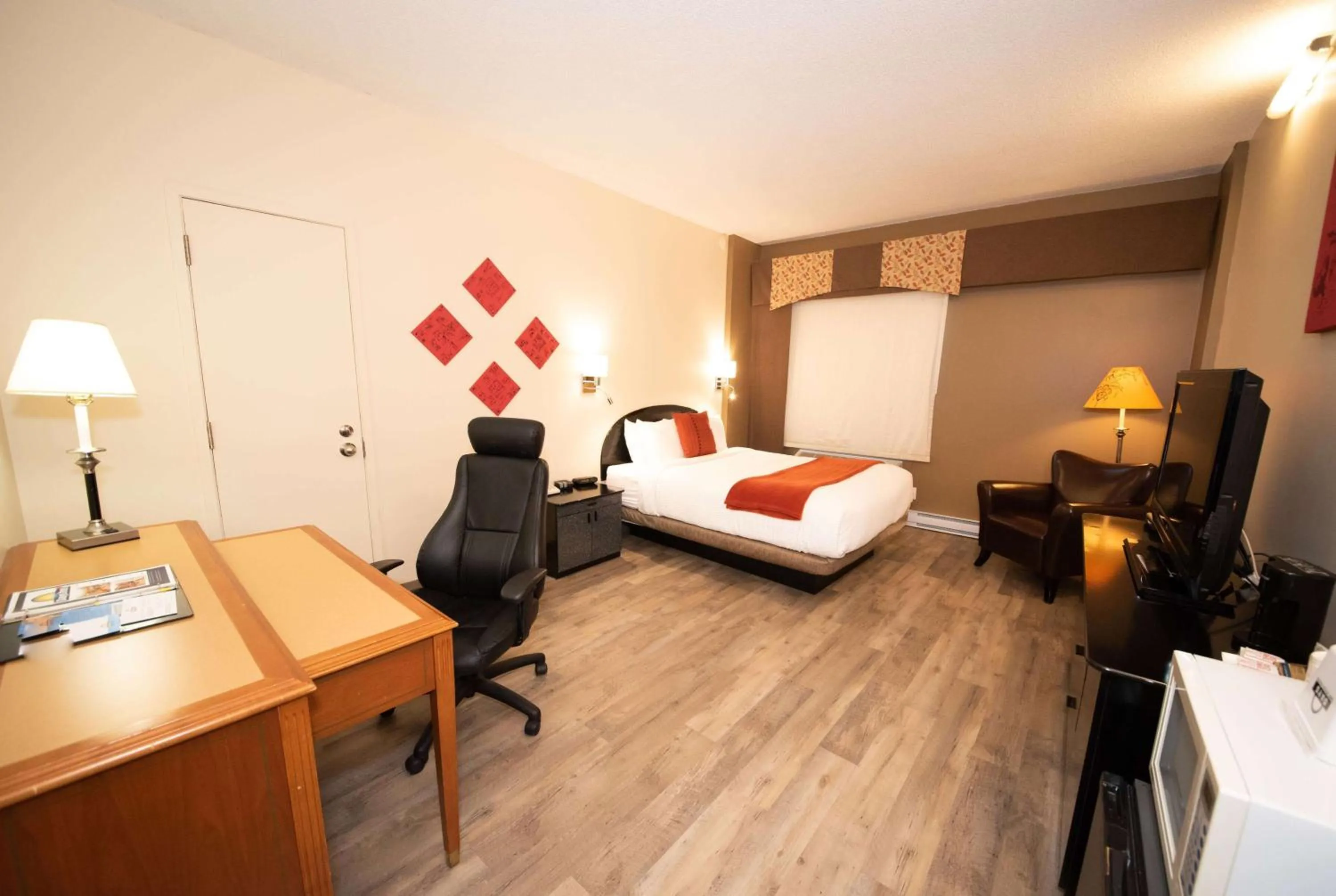 Photo of the whole room, Bed in Days Inn by Wyndham Berthierville