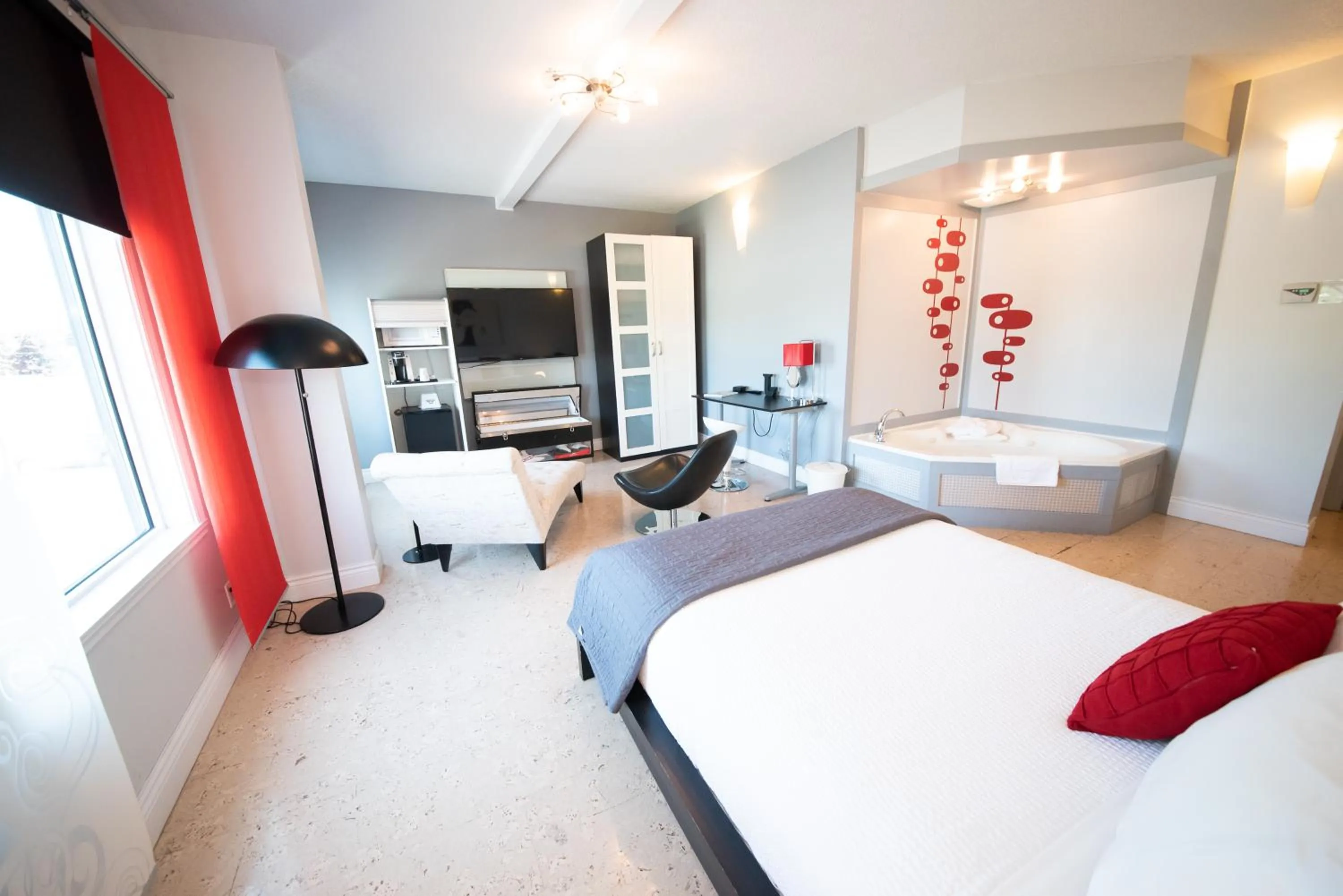 Photo of the whole room, Bed in Days Inn by Wyndham Berthierville