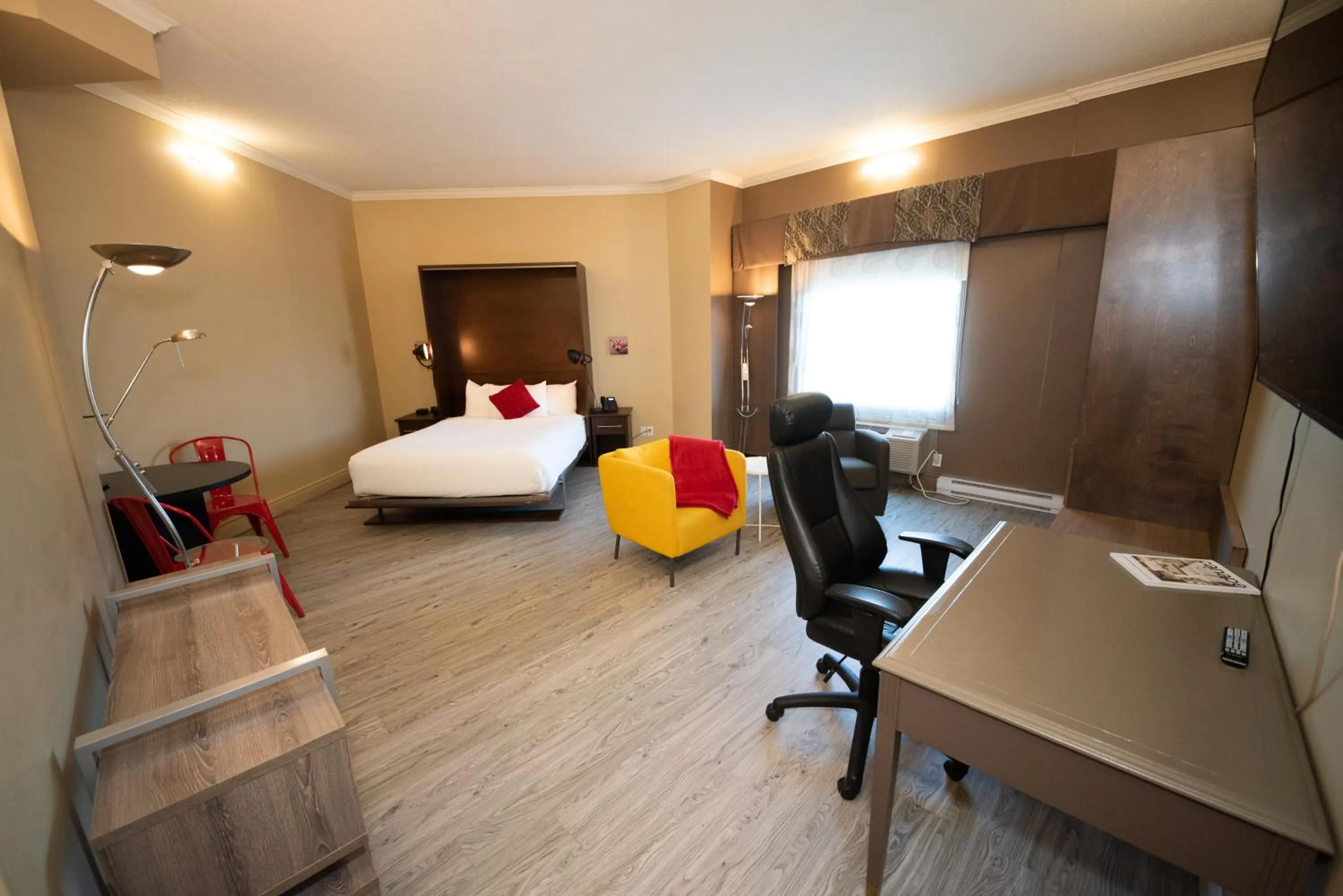 Bedroom, Bed in Days Inn by Wyndham Berthierville