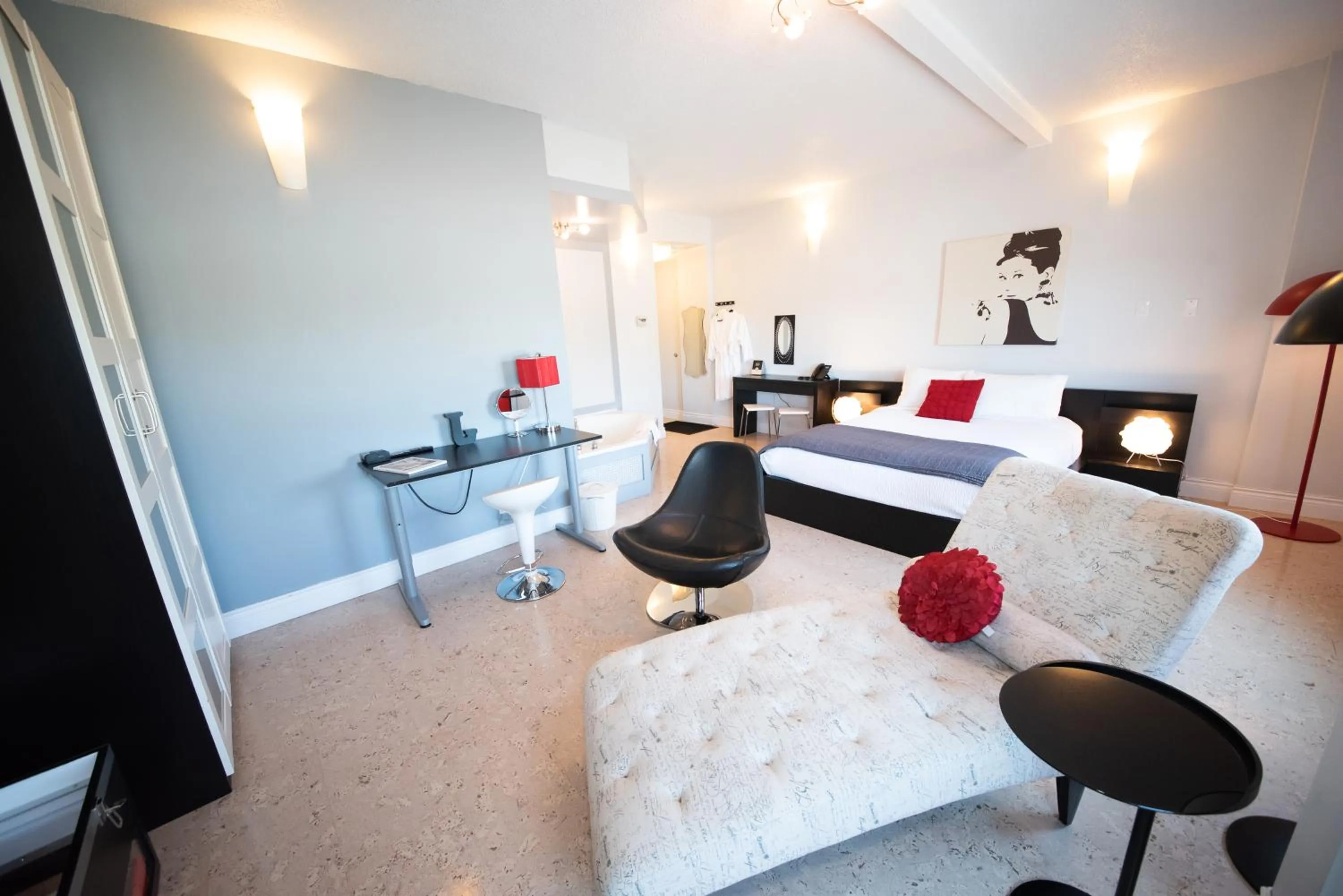 Photo of the whole room, Bed in Days Inn by Wyndham Berthierville