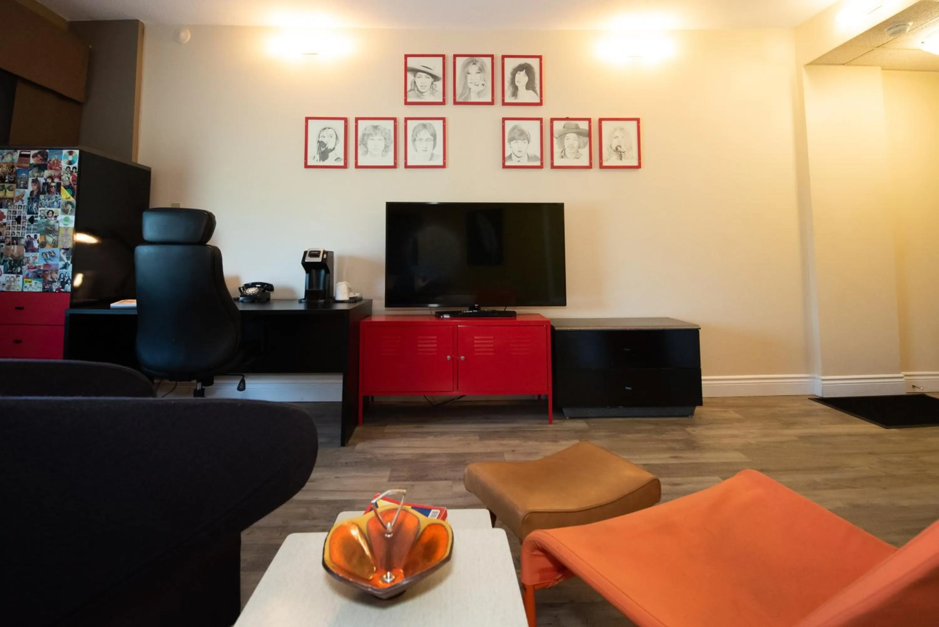 TV and multimedia in Days Inn by Wyndham Berthierville