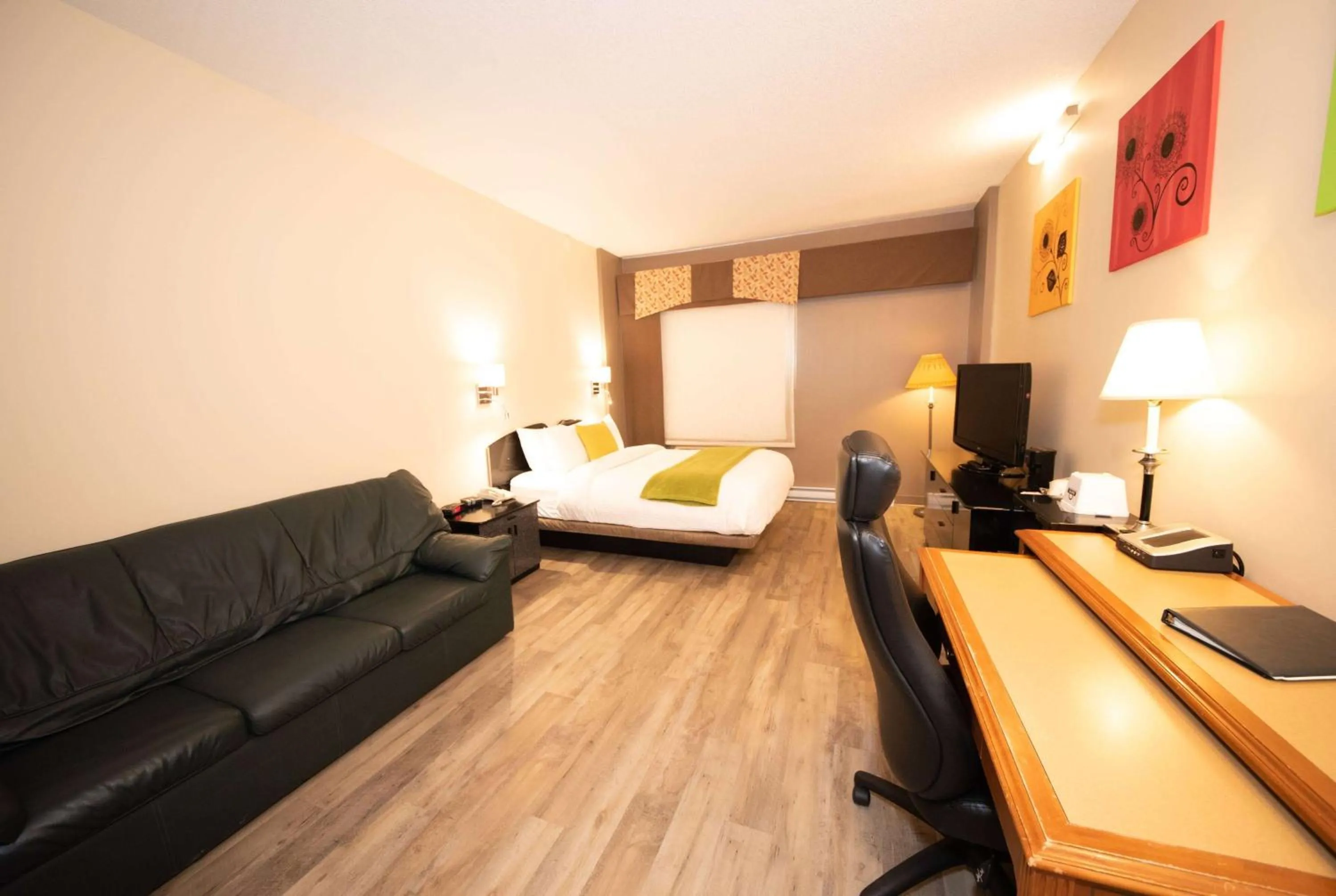 Photo of the whole room, Bed in Days Inn by Wyndham Berthierville