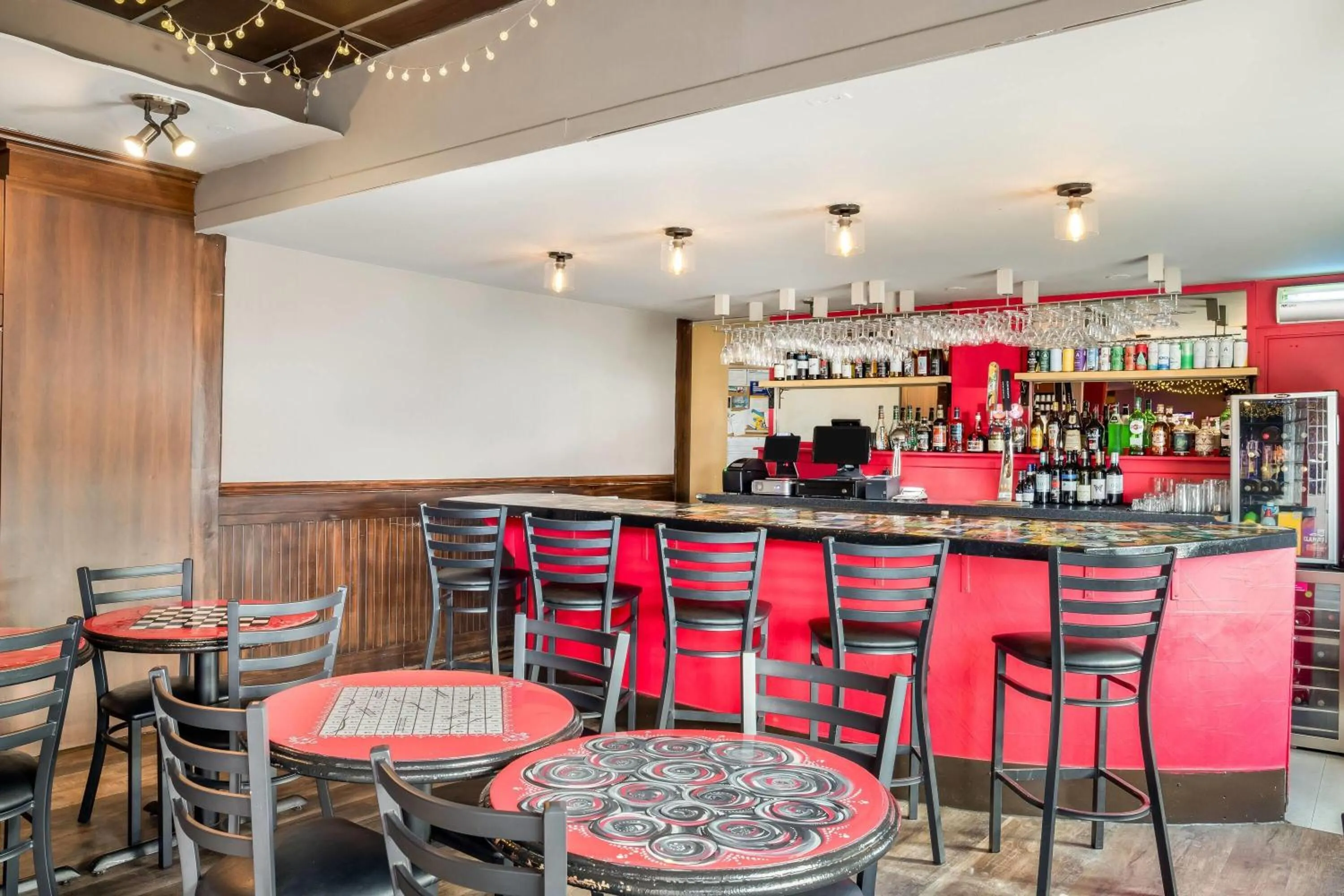 Lounge or bar in Days Inn by Wyndham Berthierville