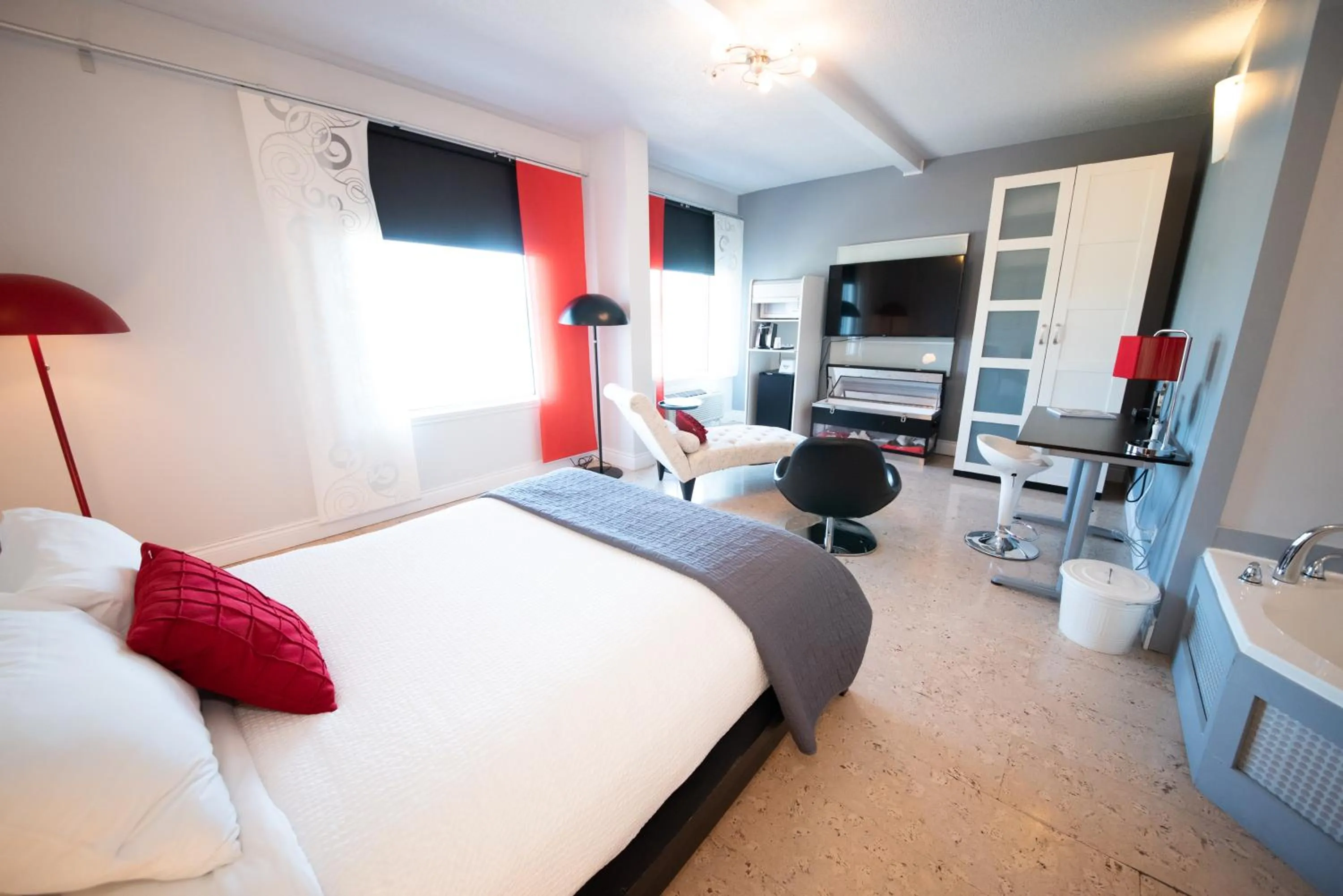 Seating area, Bed in Days Inn by Wyndham Berthierville