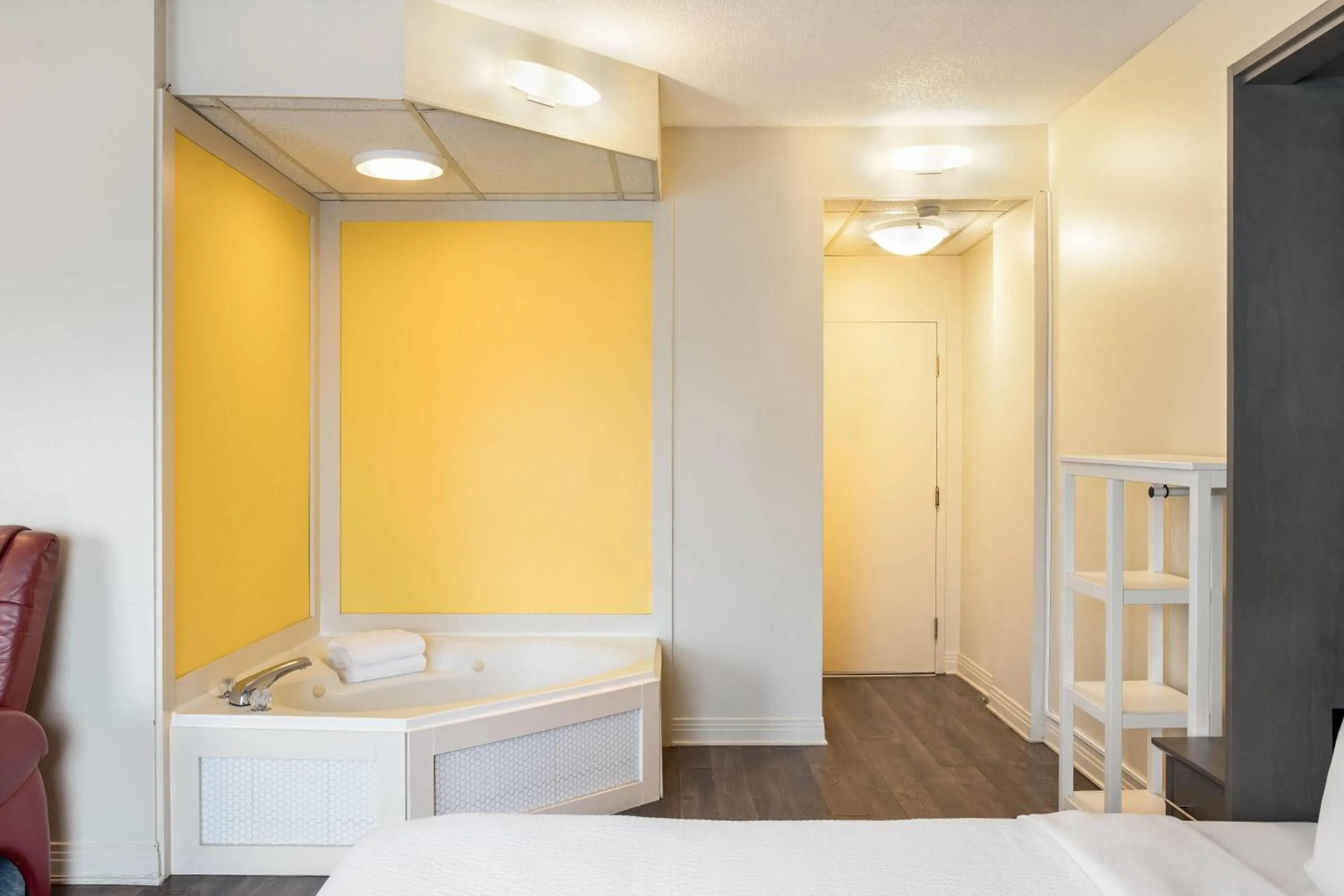 Photo of the whole room, Bed in Days Inn by Wyndham Berthierville