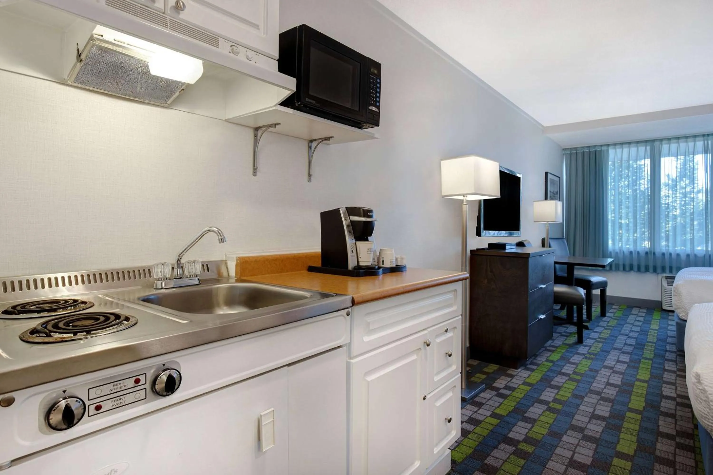 Photo of the whole room in Days Inn by Wyndham Victoria Airport Sidney