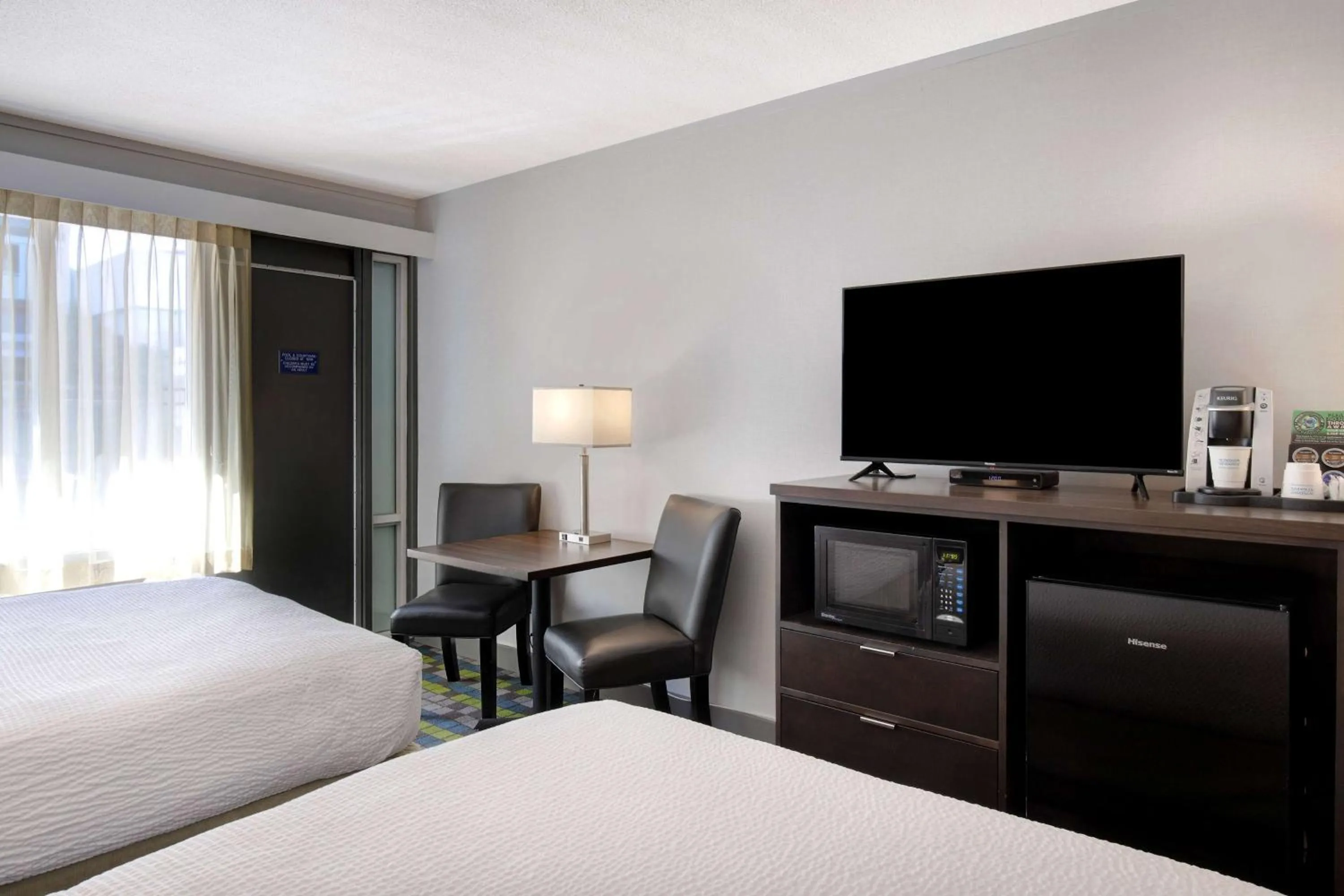 Photo of the whole room, Bed in Days Inn by Wyndham Victoria Airport Sidney