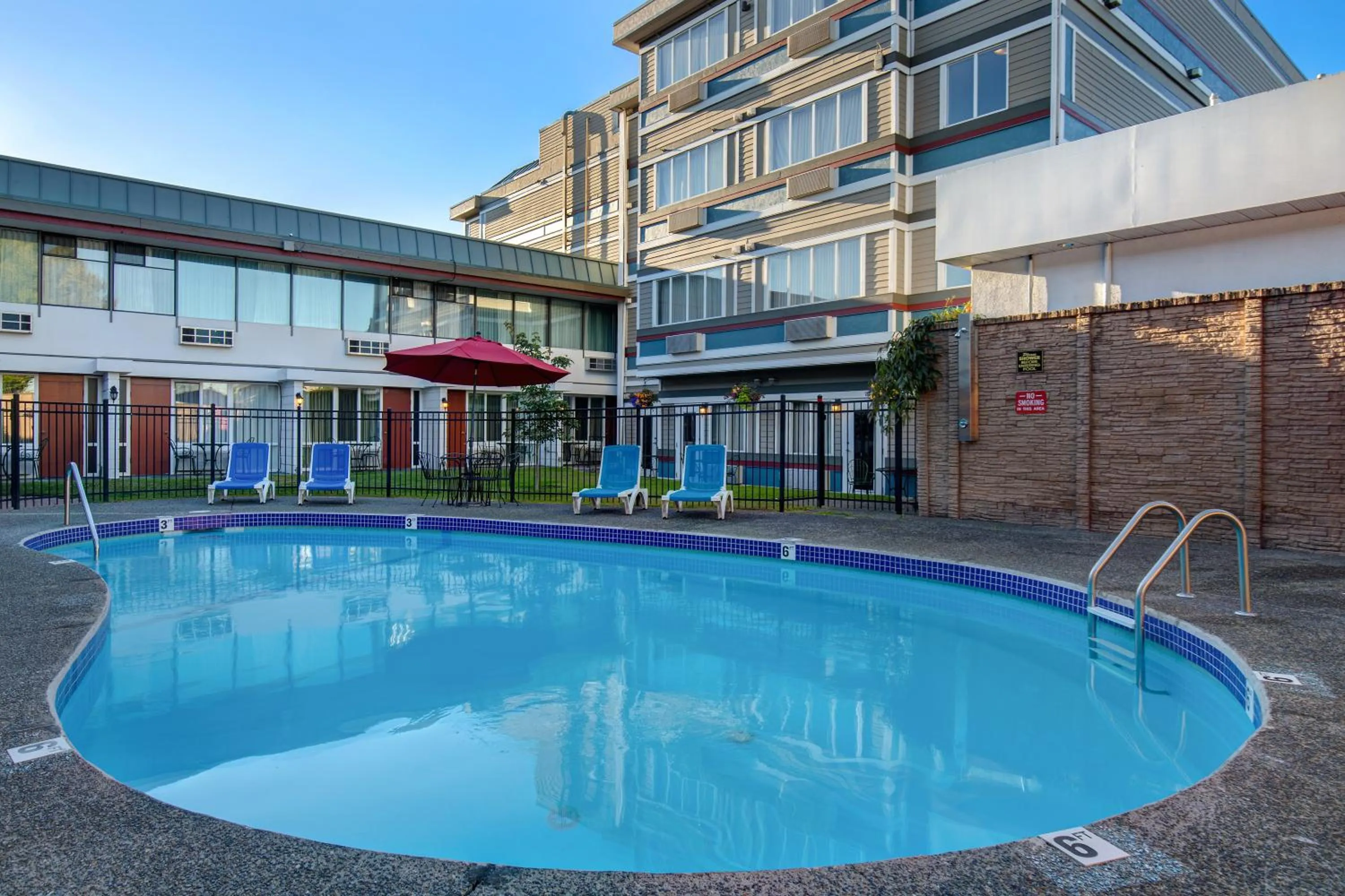 Pool view in Days Inn by Wyndham Victoria Airport Sidney