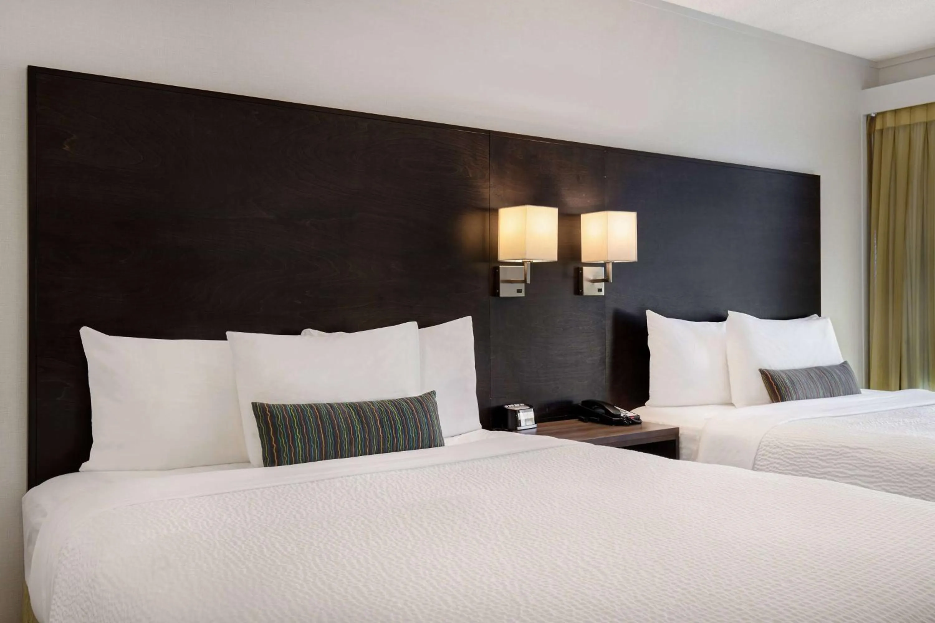 Photo of the whole room, Bed in Days Inn by Wyndham Victoria Airport Sidney