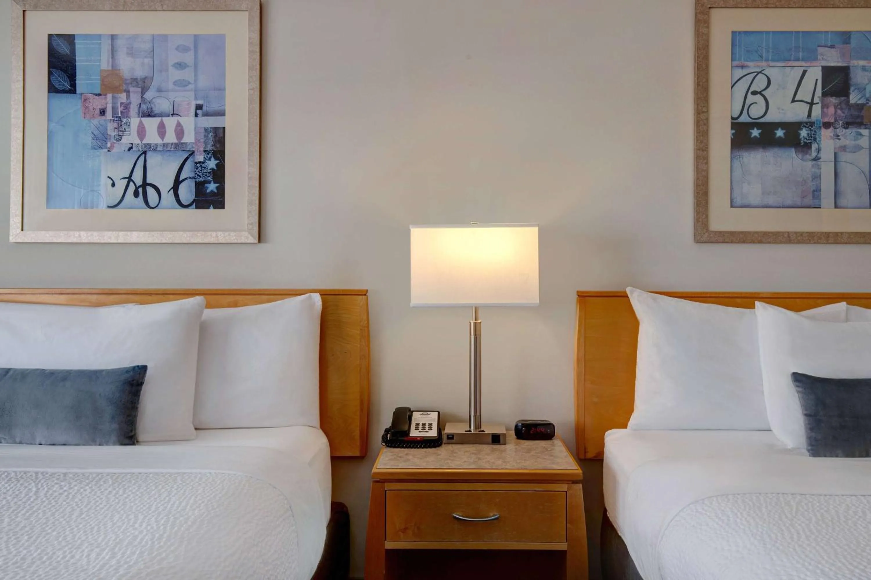 Photo of the whole room, Bed in Days Inn by Wyndham Victoria Airport Sidney