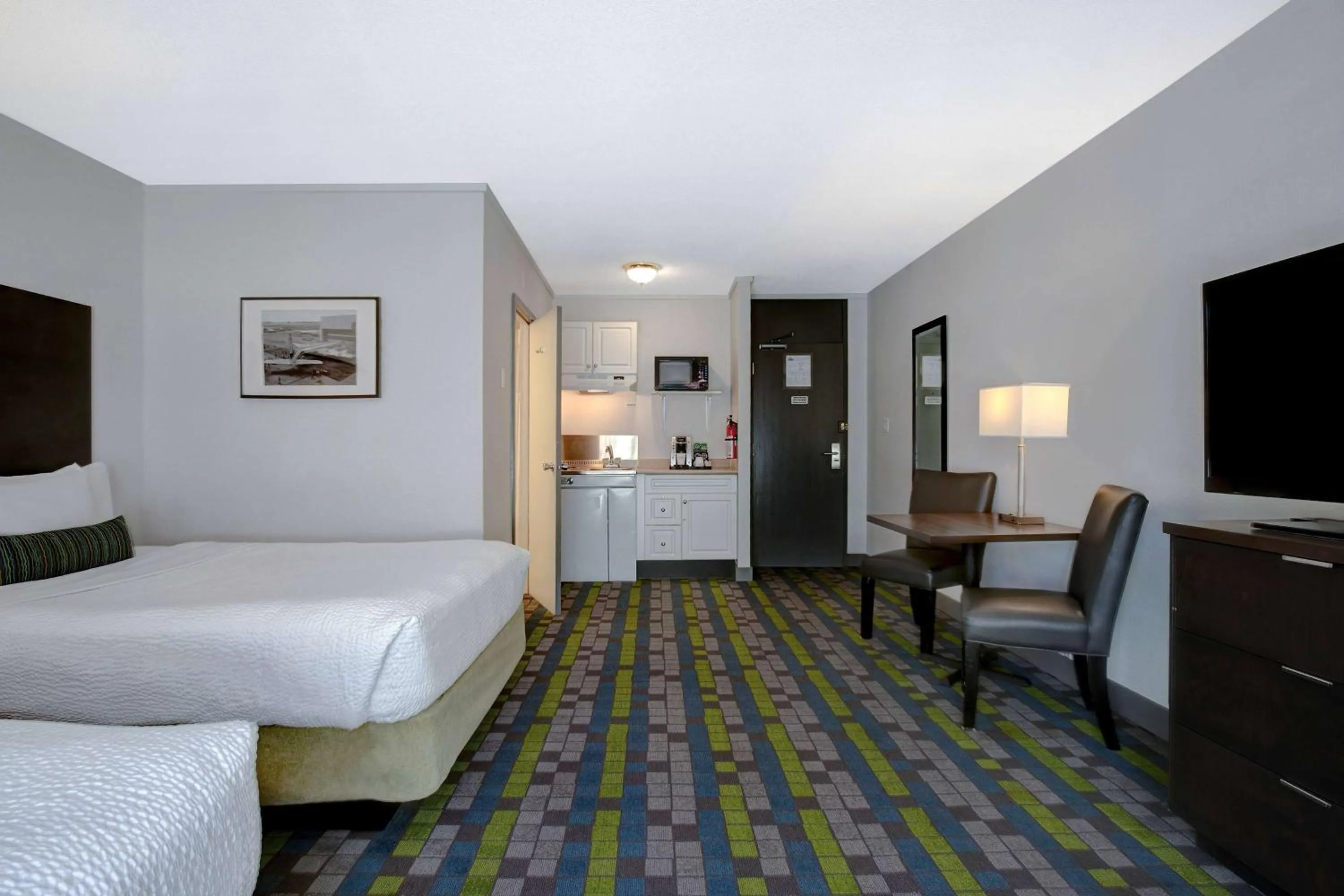 Photo of the whole room, Bed in Days Inn by Wyndham Victoria Airport Sidney