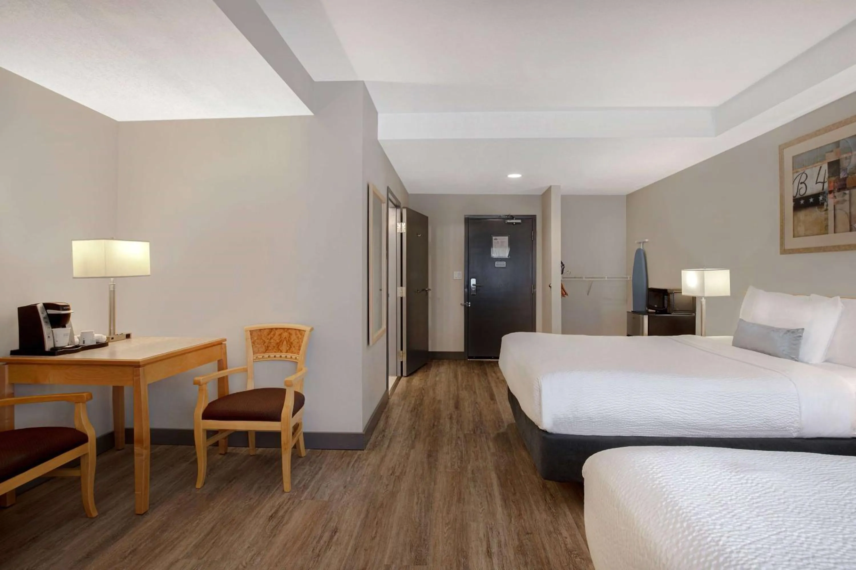 Photo of the whole room, Bed in Days Inn by Wyndham Victoria Airport Sidney