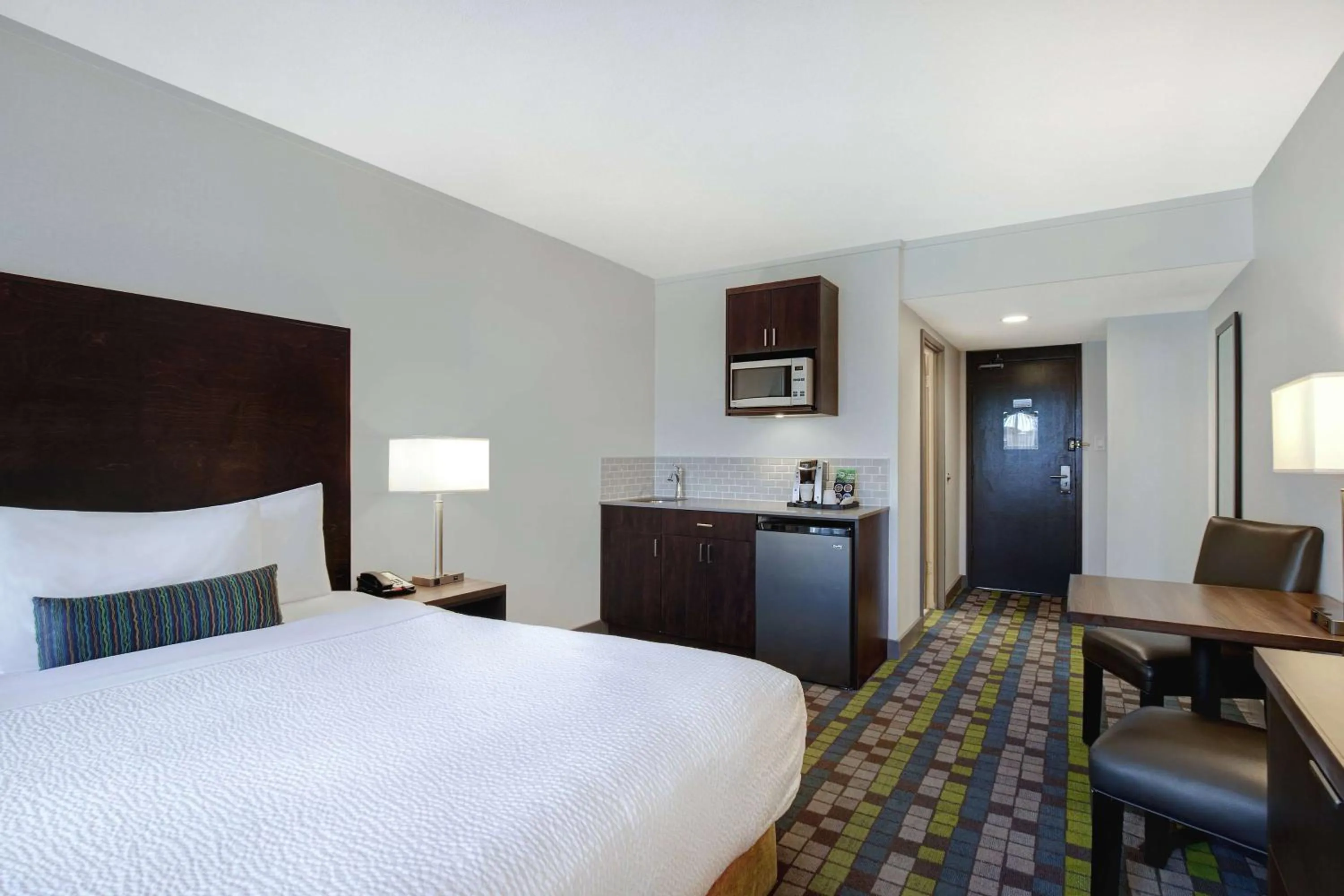 Photo of the whole room, Bed in Days Inn by Wyndham Victoria Airport Sidney