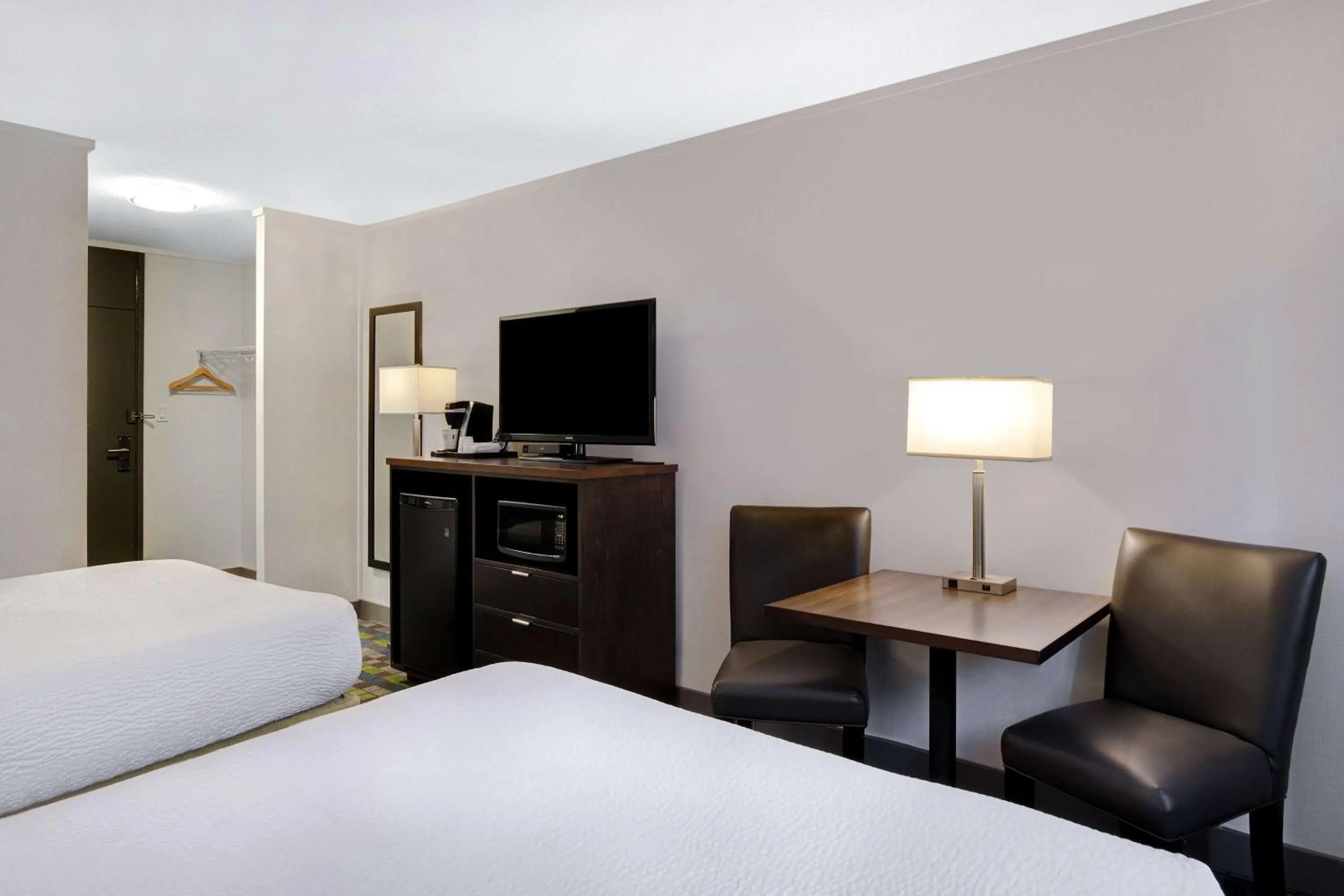 Photo of the whole room, Bed in Days Inn by Wyndham Victoria Airport Sidney