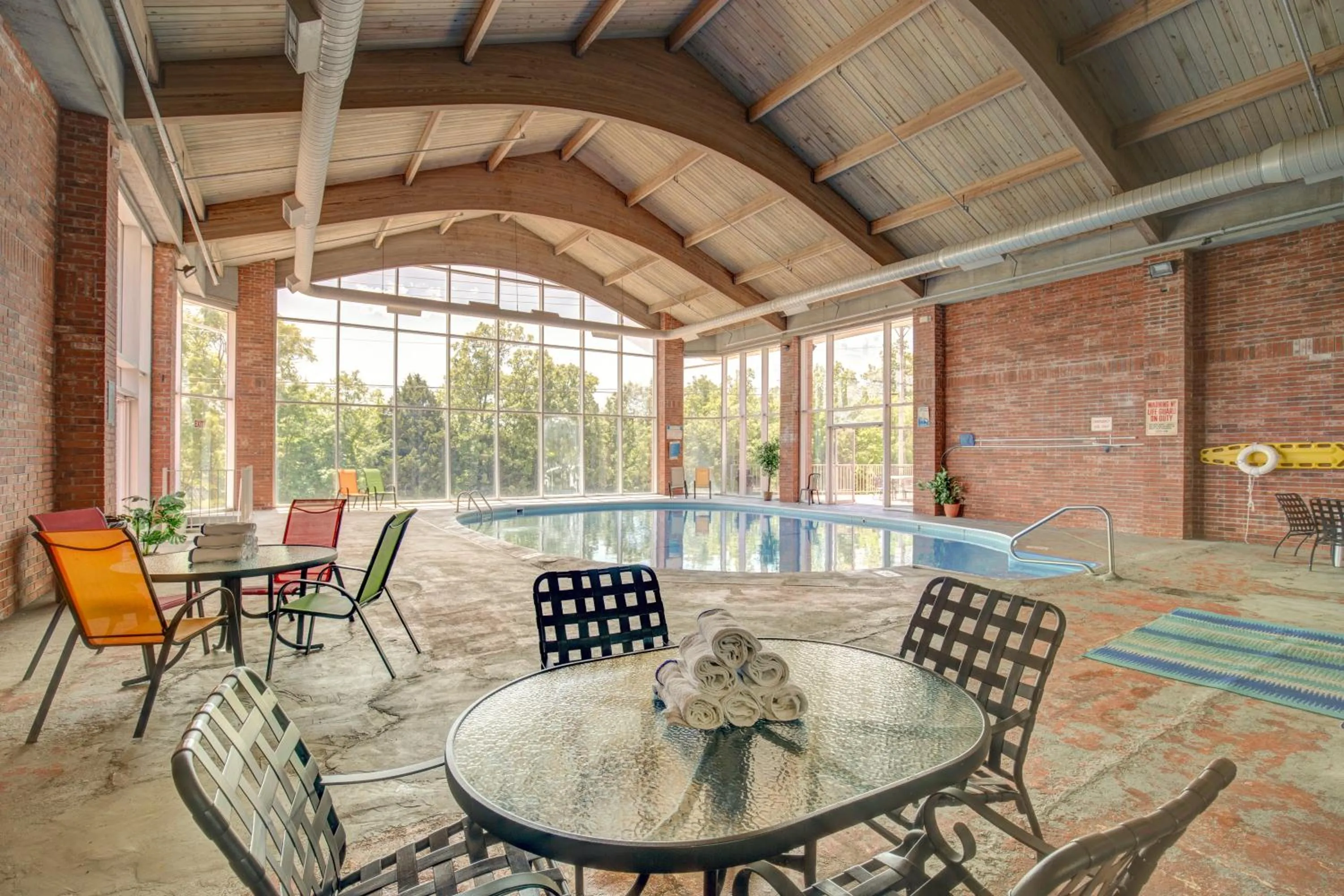 Swimming pool in Southern Oaks Inn