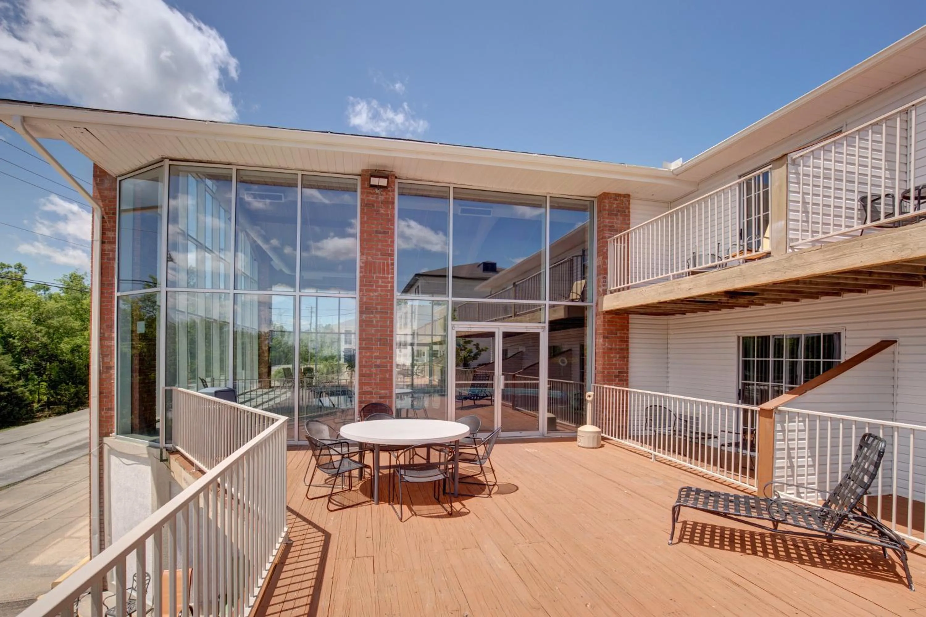 Patio in Southern Oaks Inn