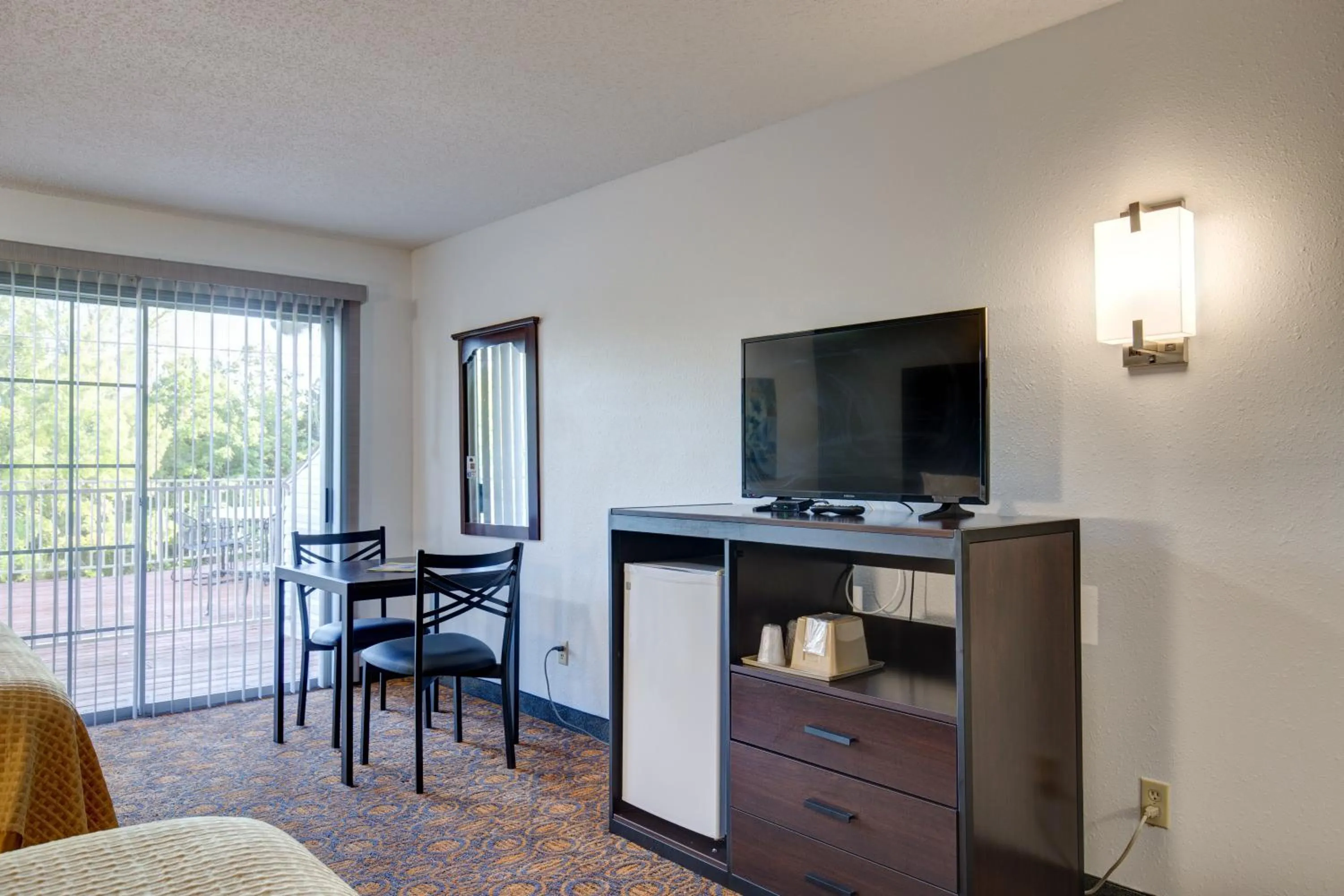 Patio in Southern Oaks Inn