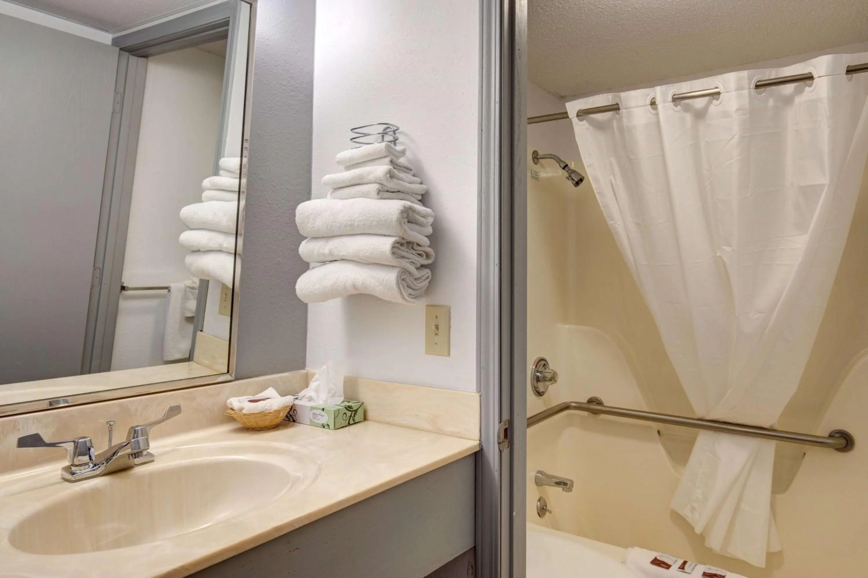 Bathroom in Southern Oaks Inn