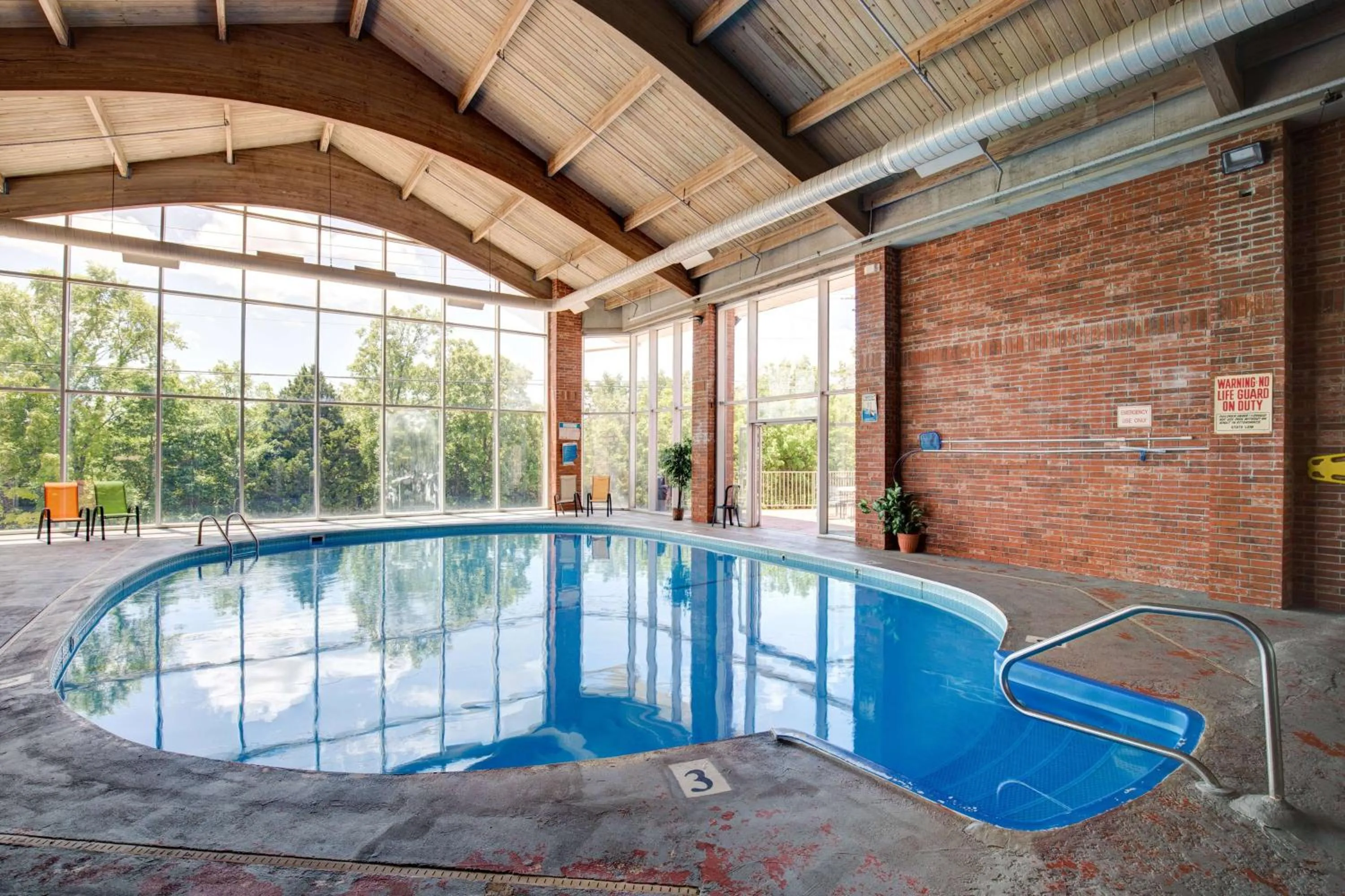 Swimming pool in Southern Oaks Inn
