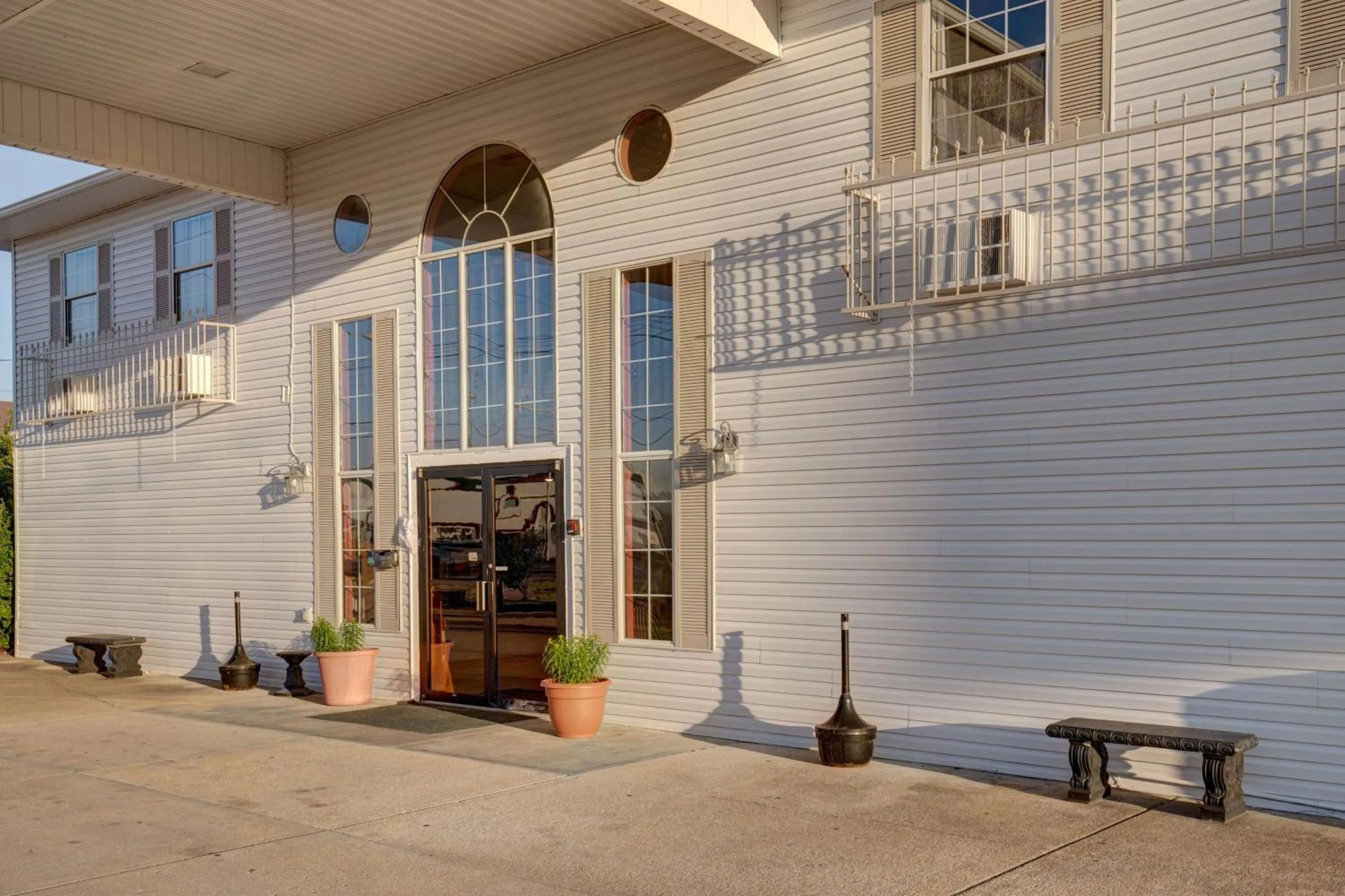 Property building in Howard Johnson by Wyndham Branson Theatre District