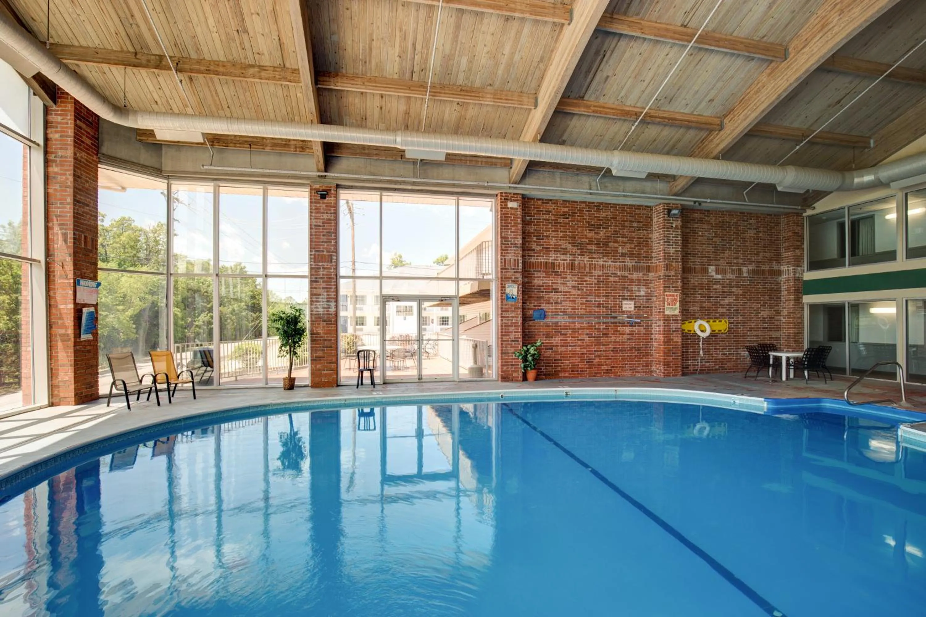 Swimming pool in Southern Oaks Inn