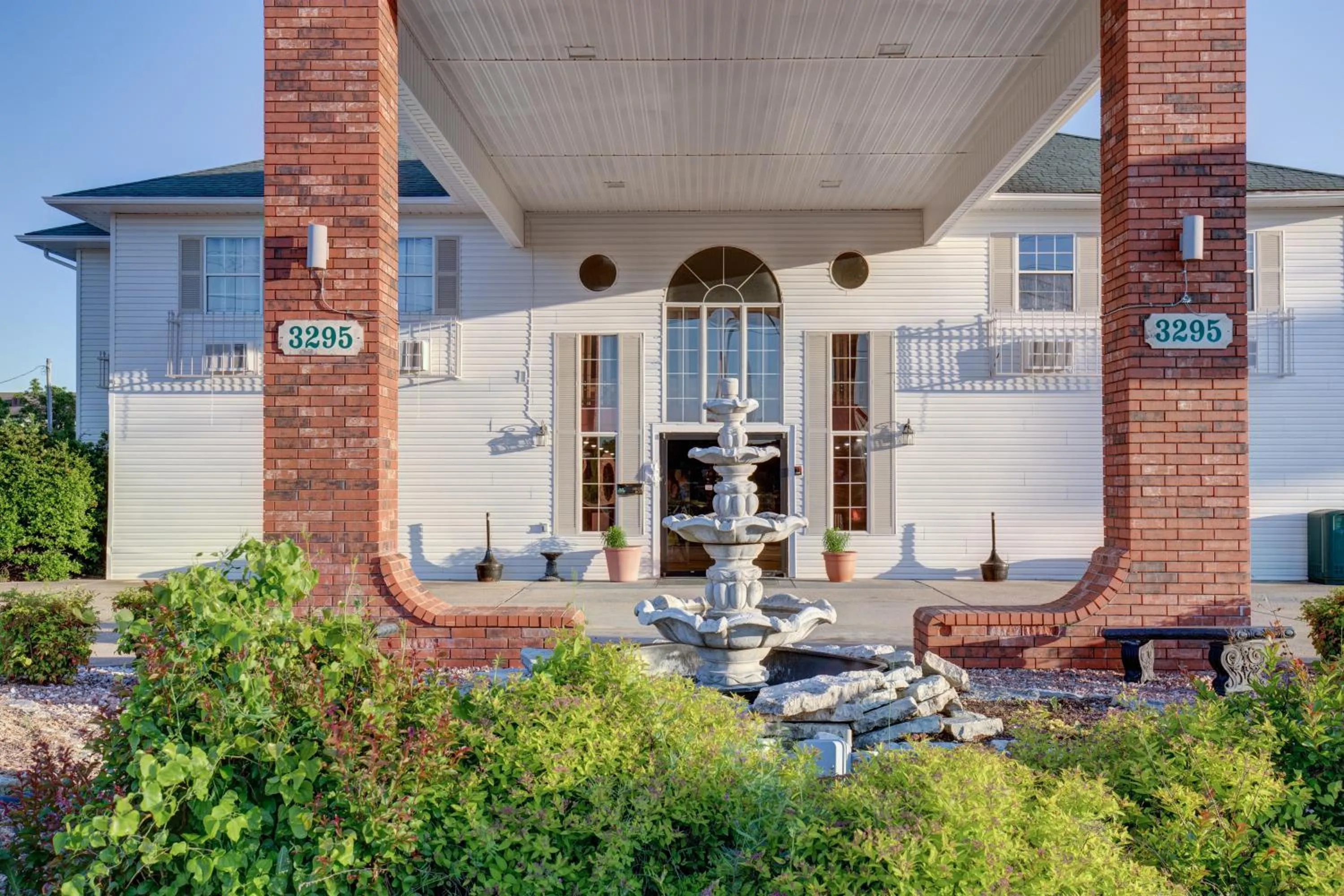 Property building in Southern Oaks Inn