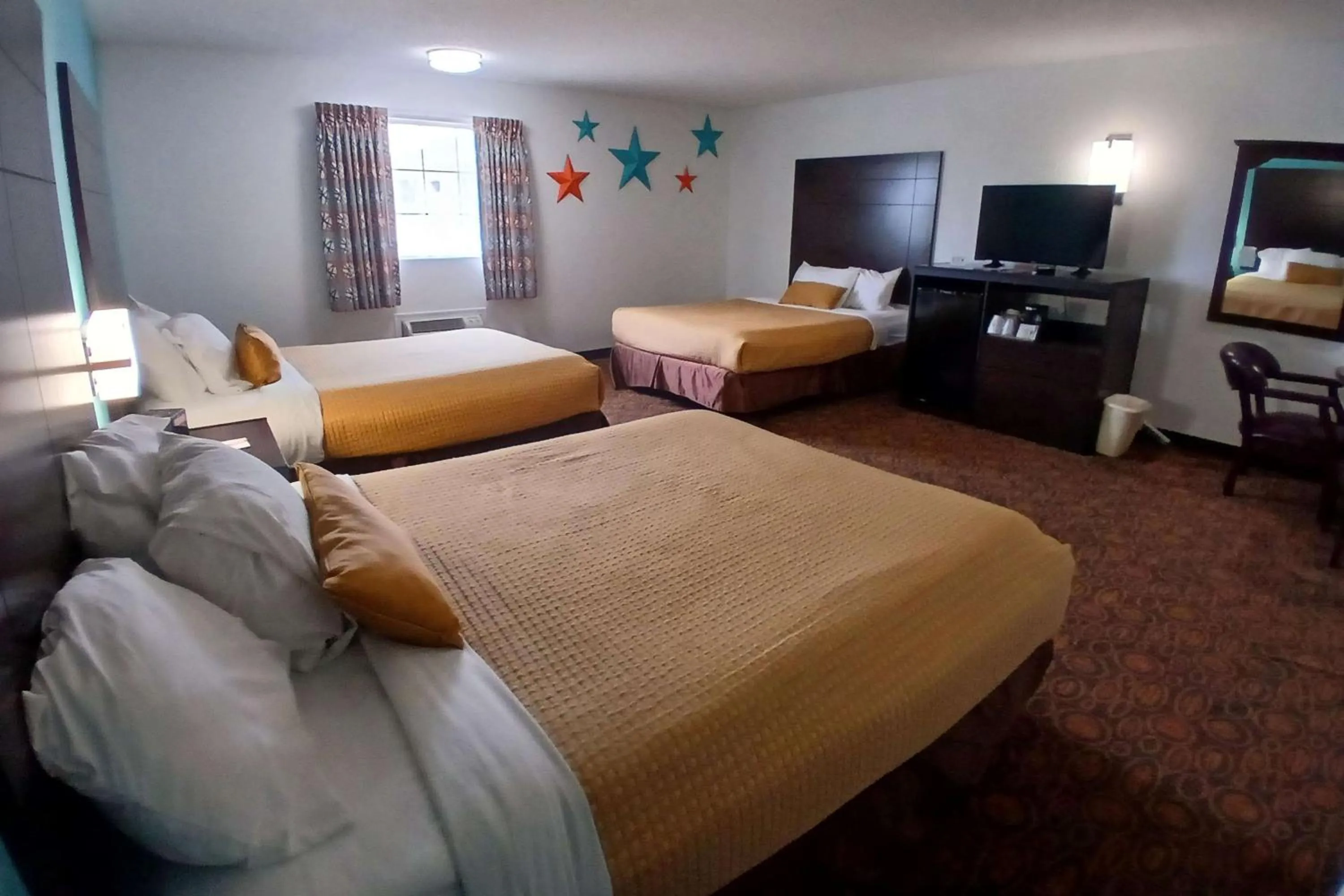Photo of the whole room, Bed in Howard Johnson by Wyndham Branson Theatre District