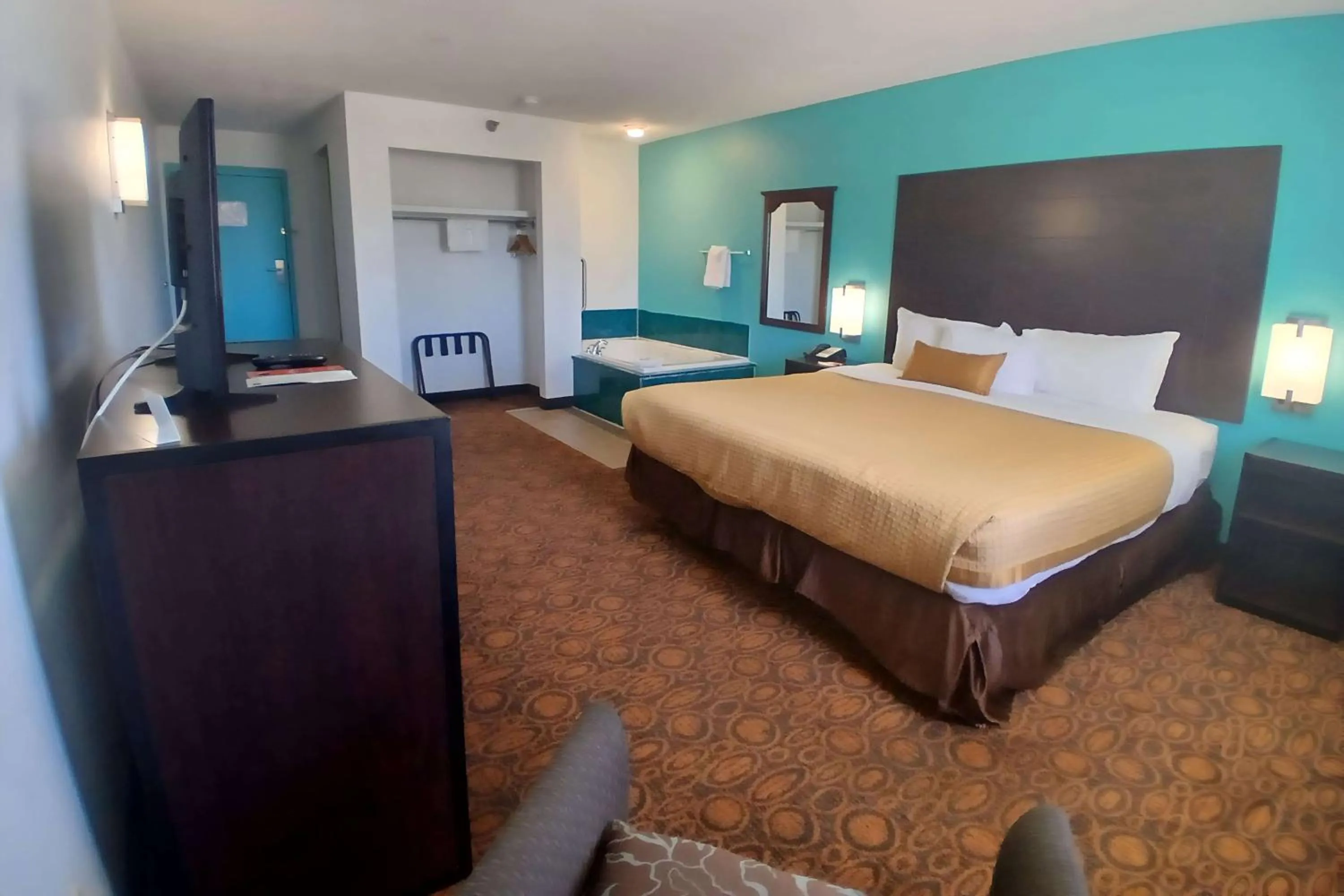 Photo of the whole room, Bed in Howard Johnson by Wyndham Branson Theatre District