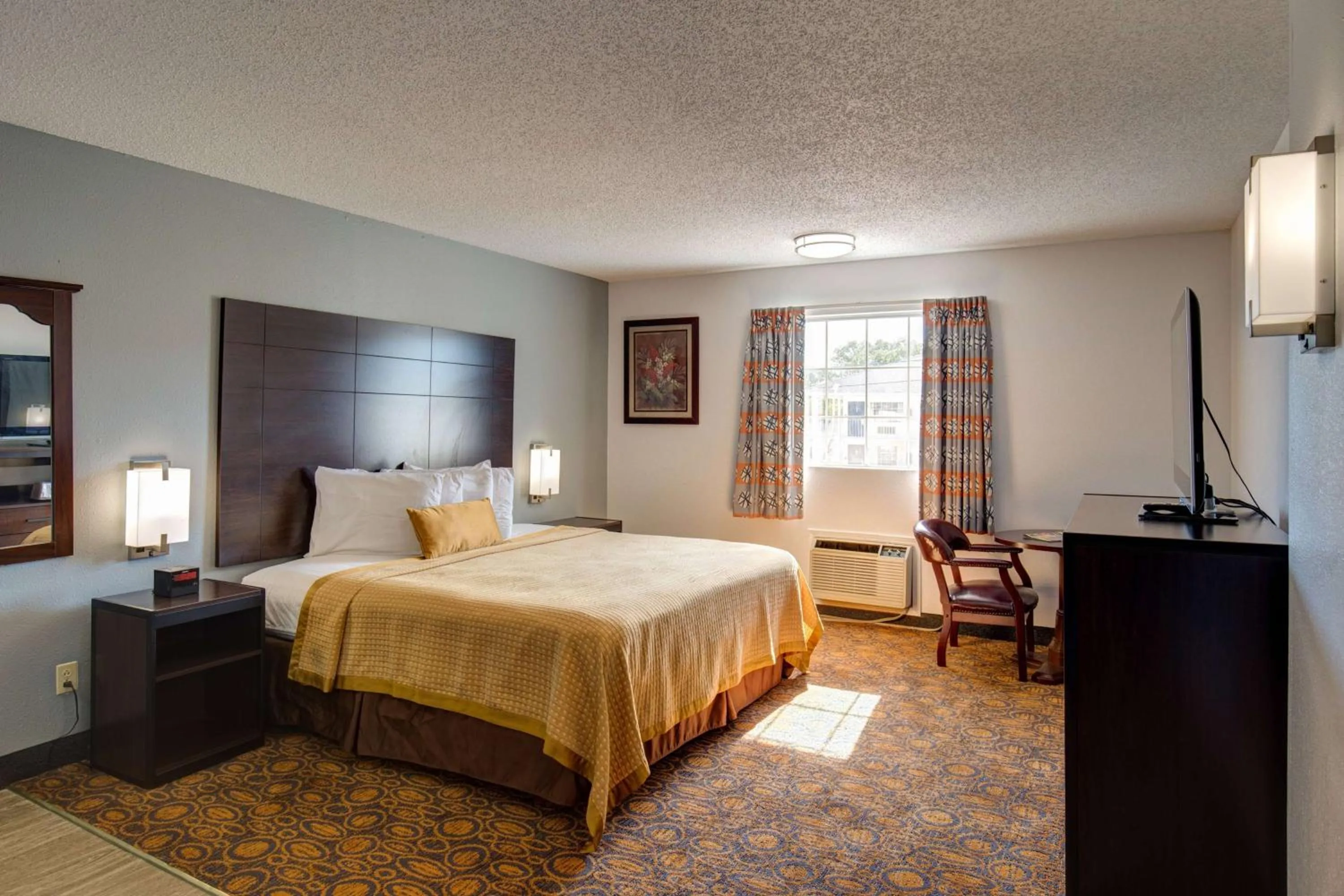 Photo of the whole room, Bed in Southern Oaks Inn