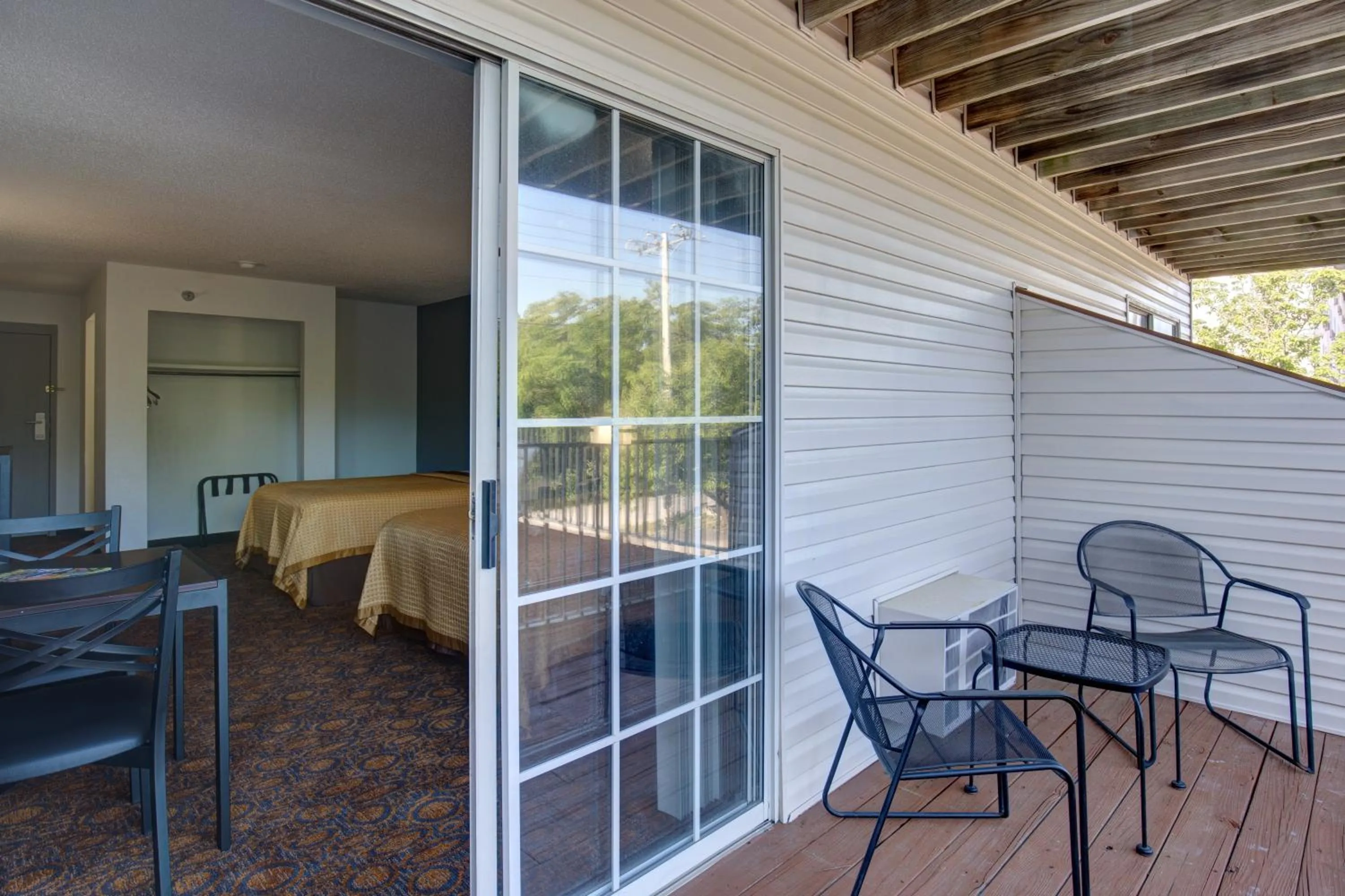 Patio in Southern Oaks Inn
