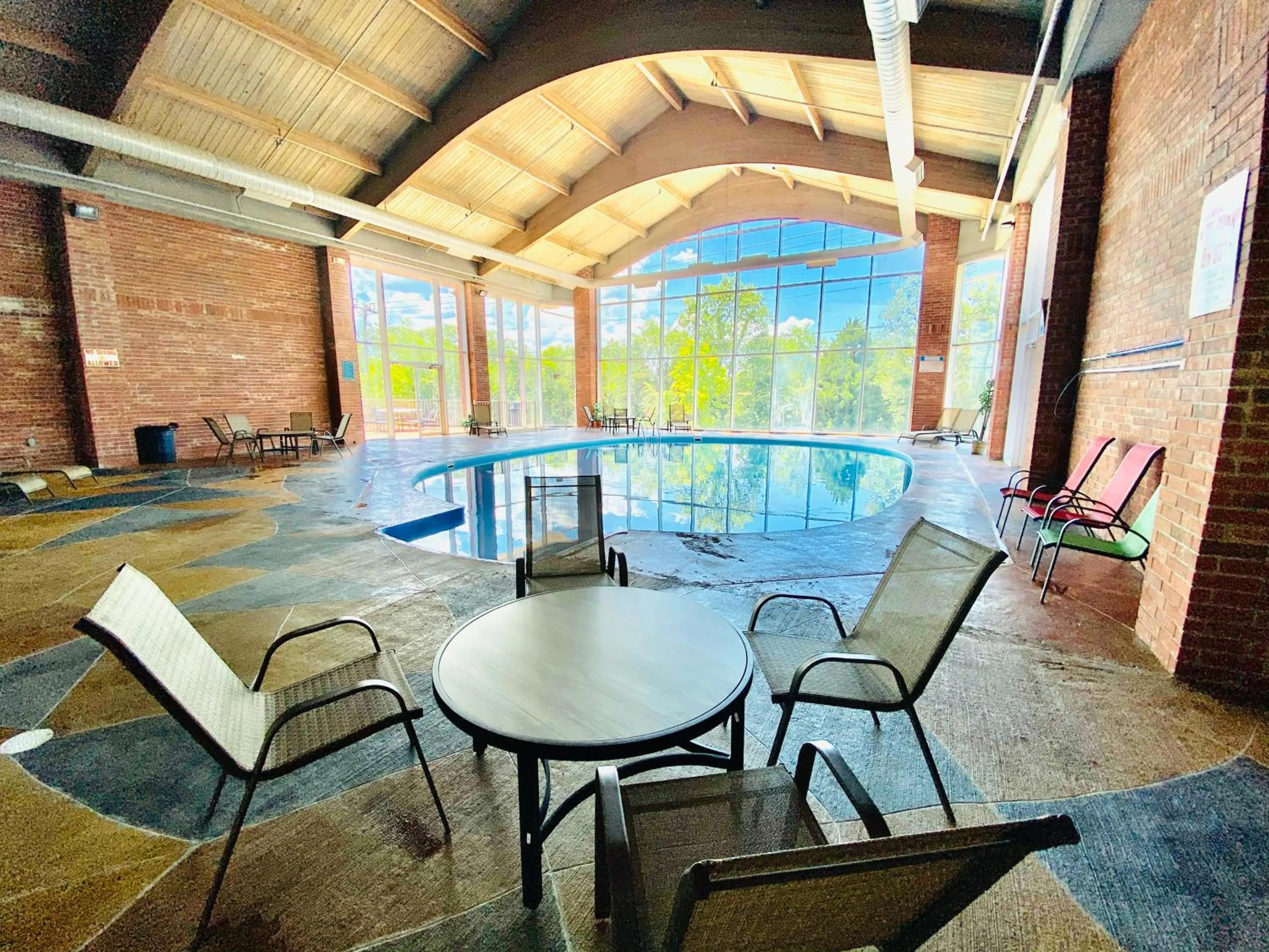 Swimming pool in Southern Oaks Inn