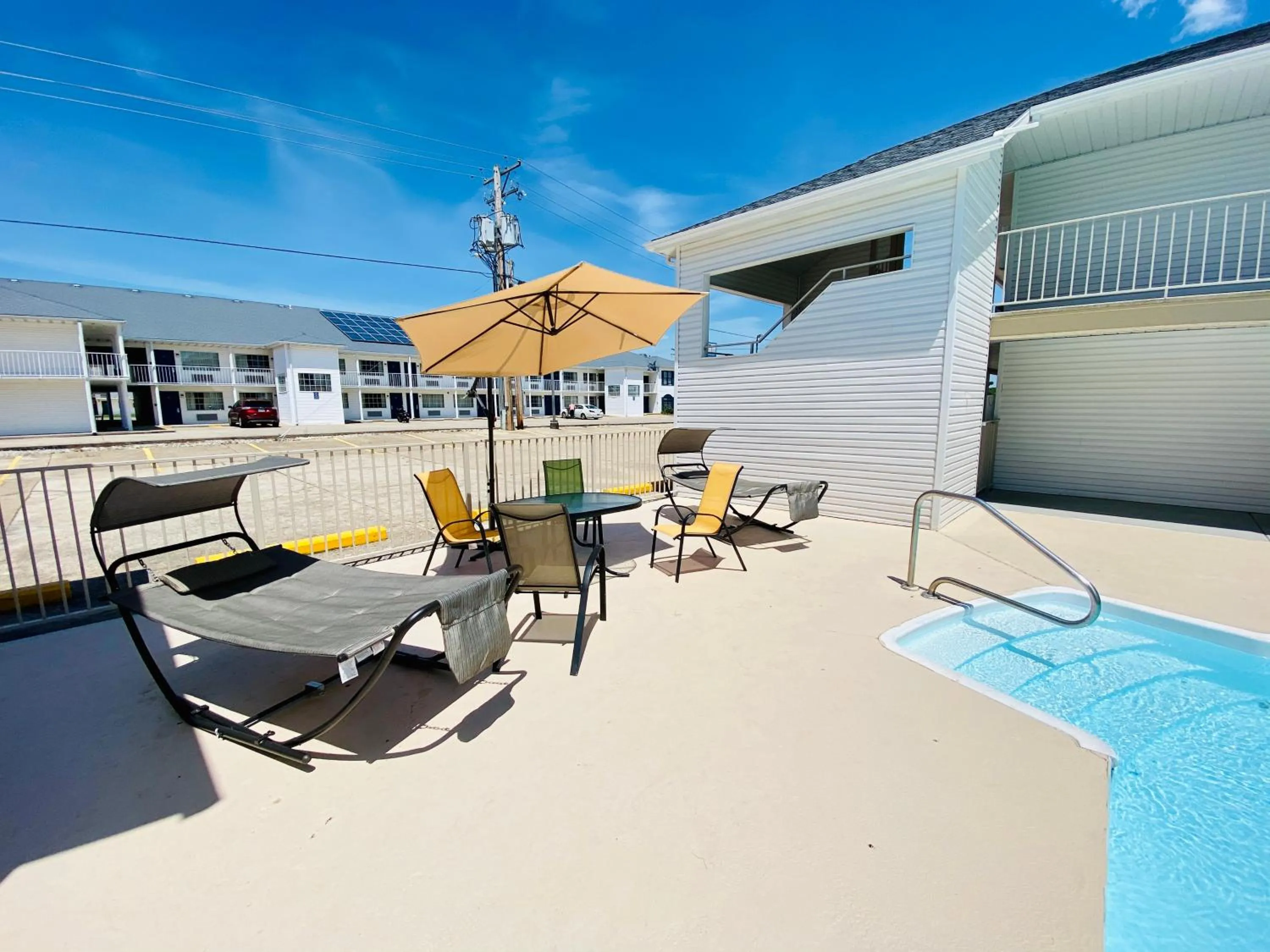 Swimming pool in Southern Oaks Inn