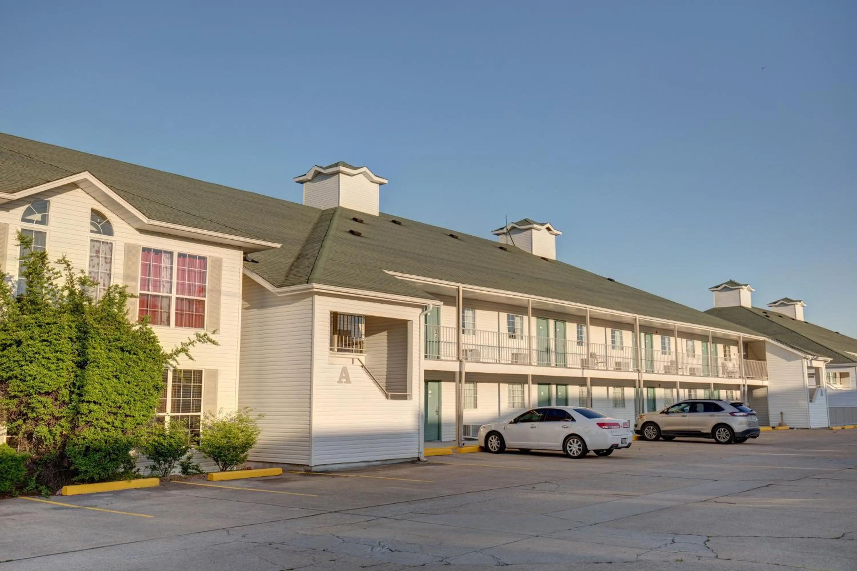 Property building in Southern Oaks Inn